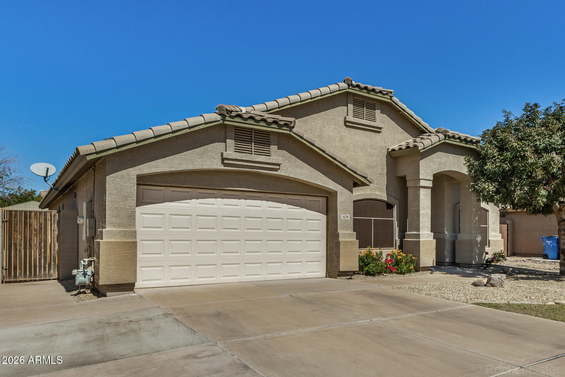 1634 E CARLA VISTA Drive