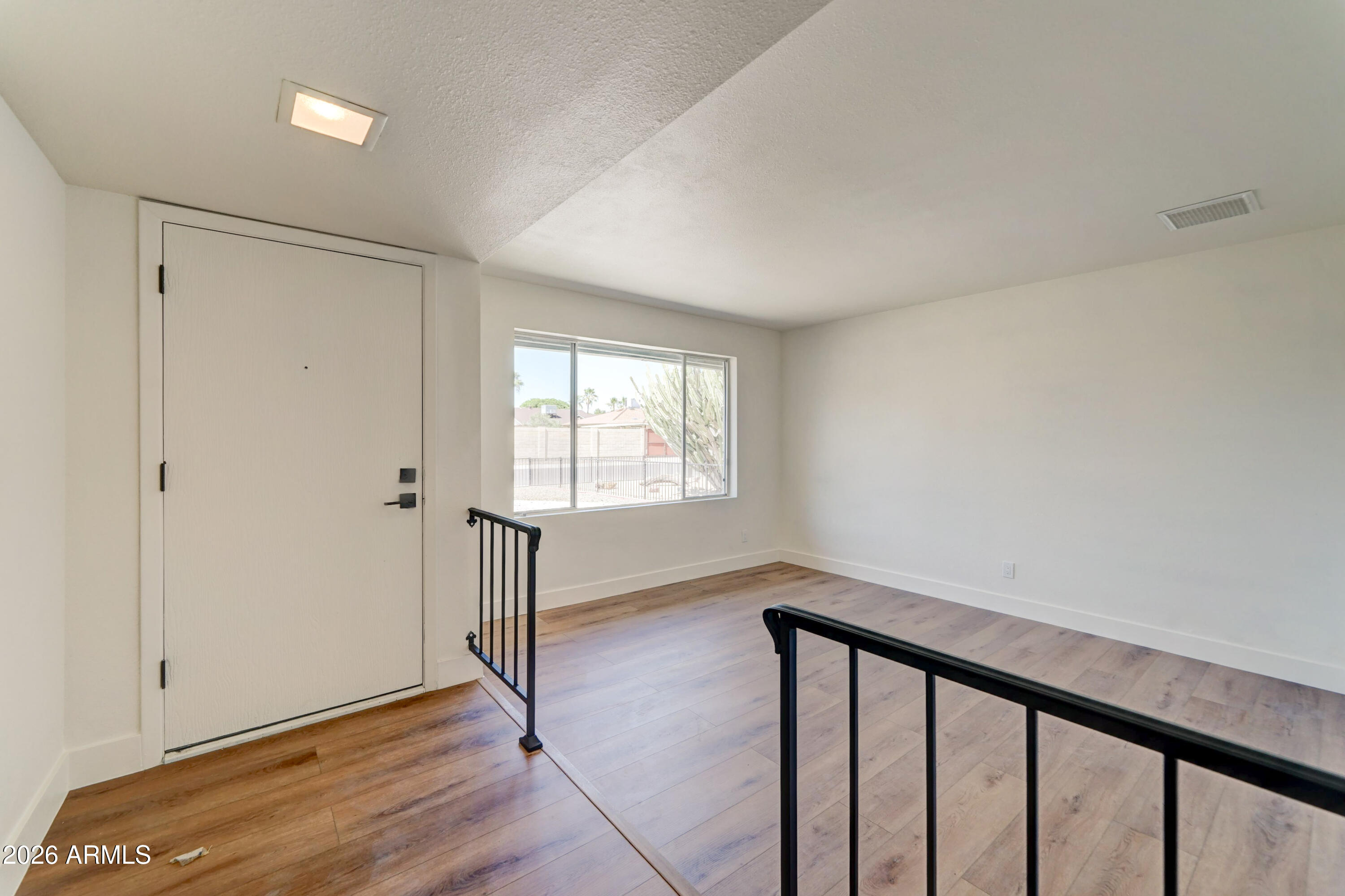 5619 W HARTFORD Avenue