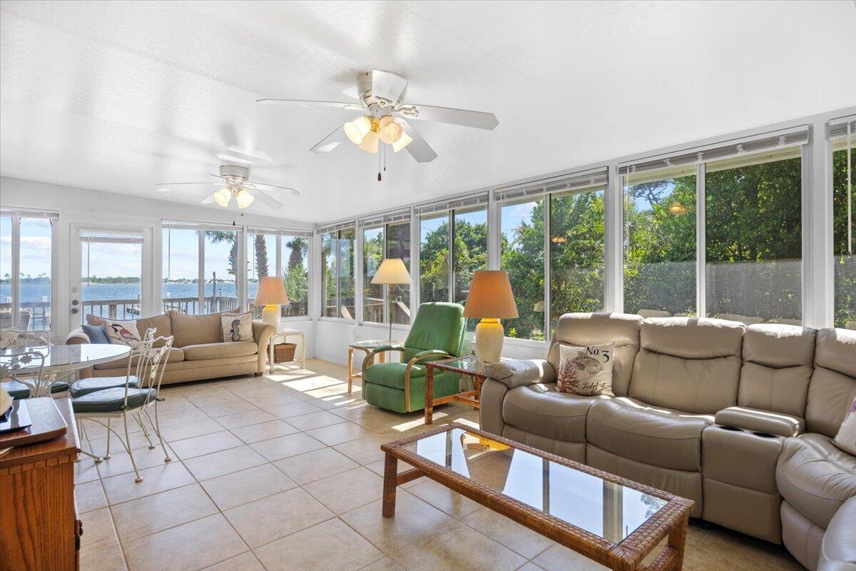 1559 W Highway 98