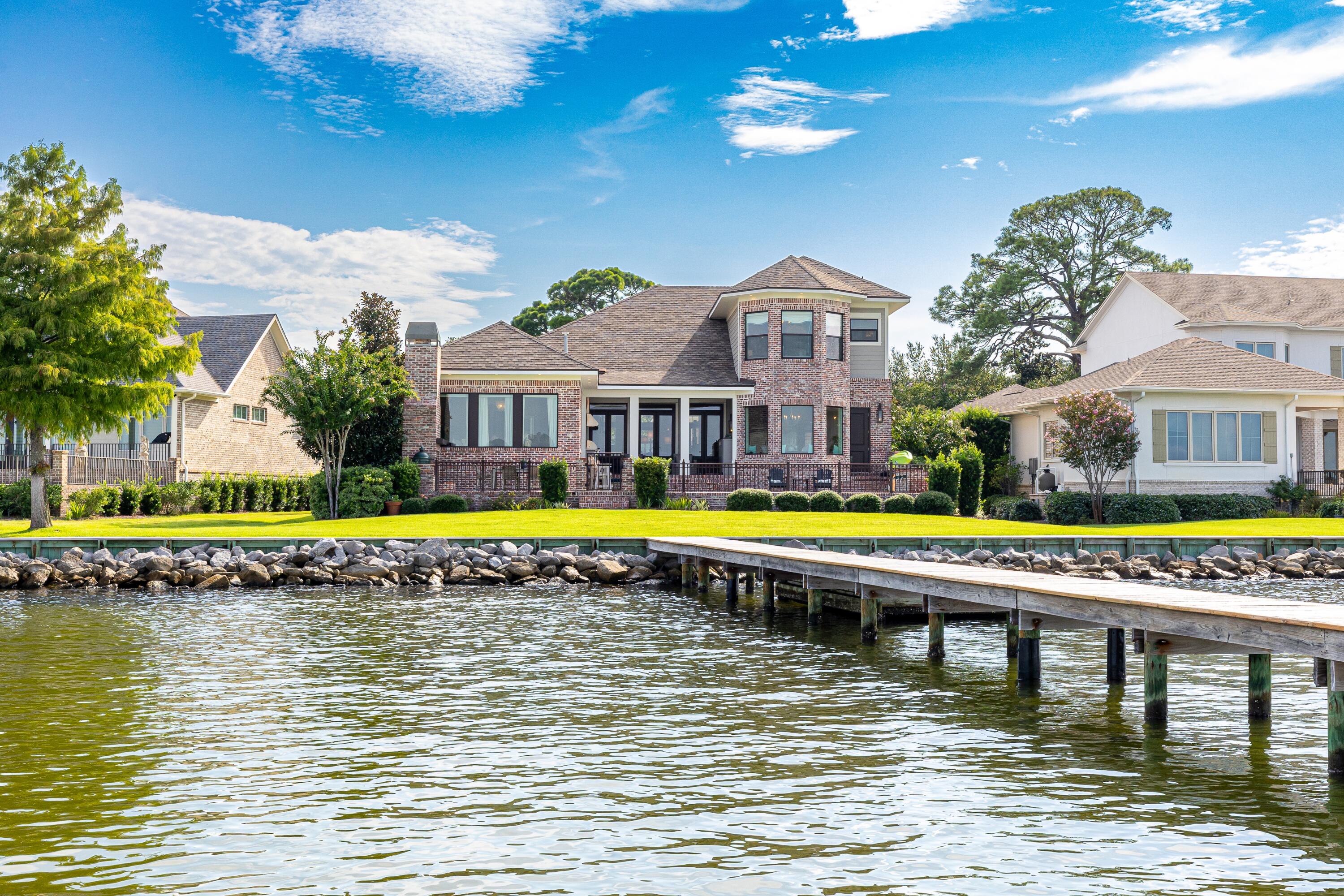 907 Peacock's Point Drive