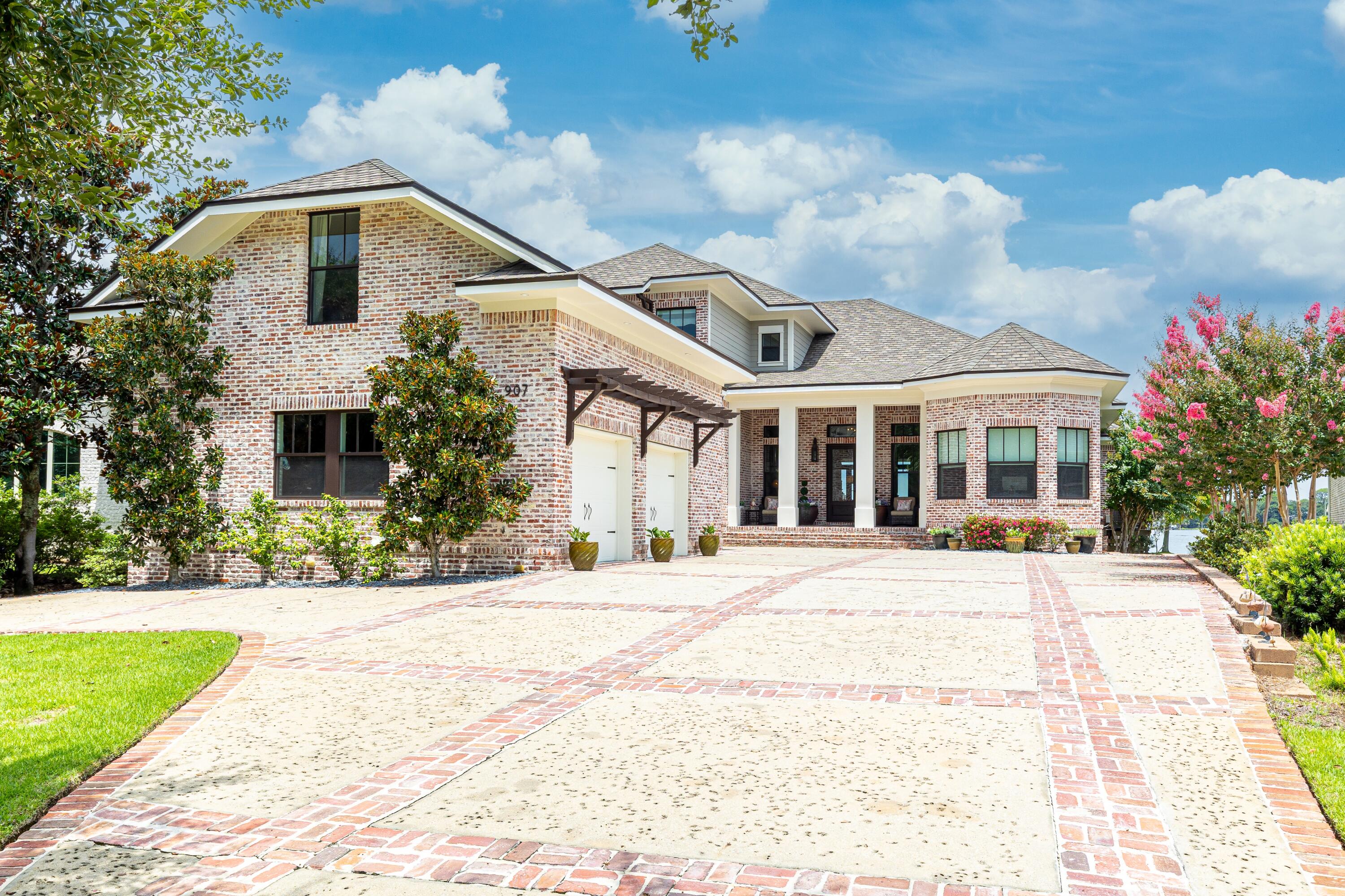 907 Peacock's Point Drive