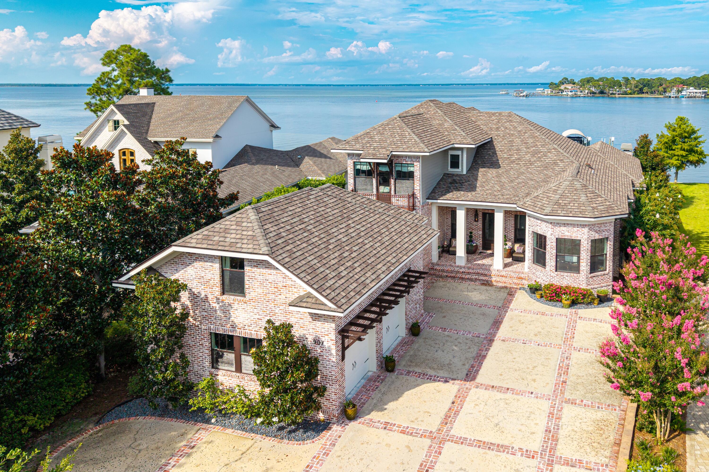 907 Peacock's Point Drive