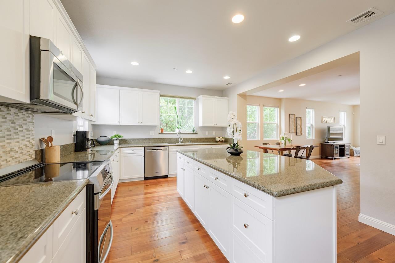 237 Bluebonnet LN 304