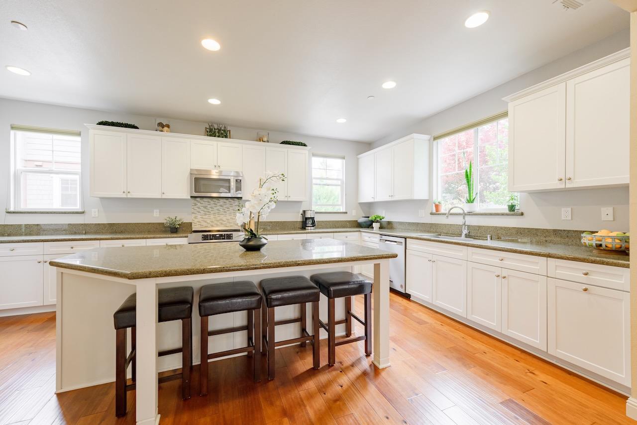 237 Bluebonnet LN 304