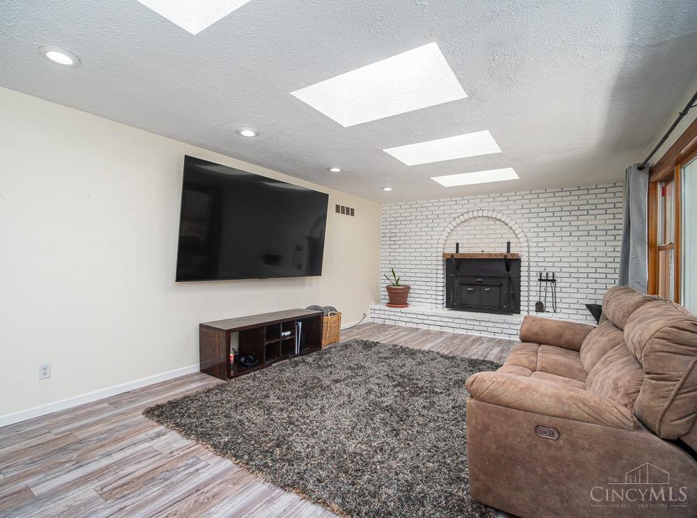 6042 Eastridge Lane