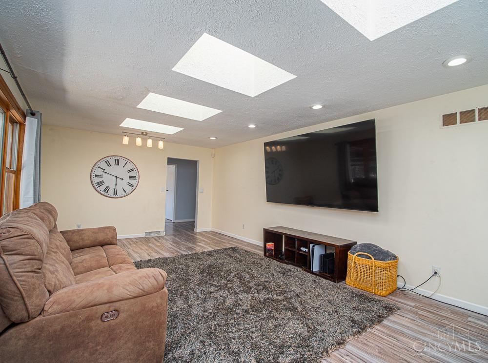 6042 Eastridge Lane