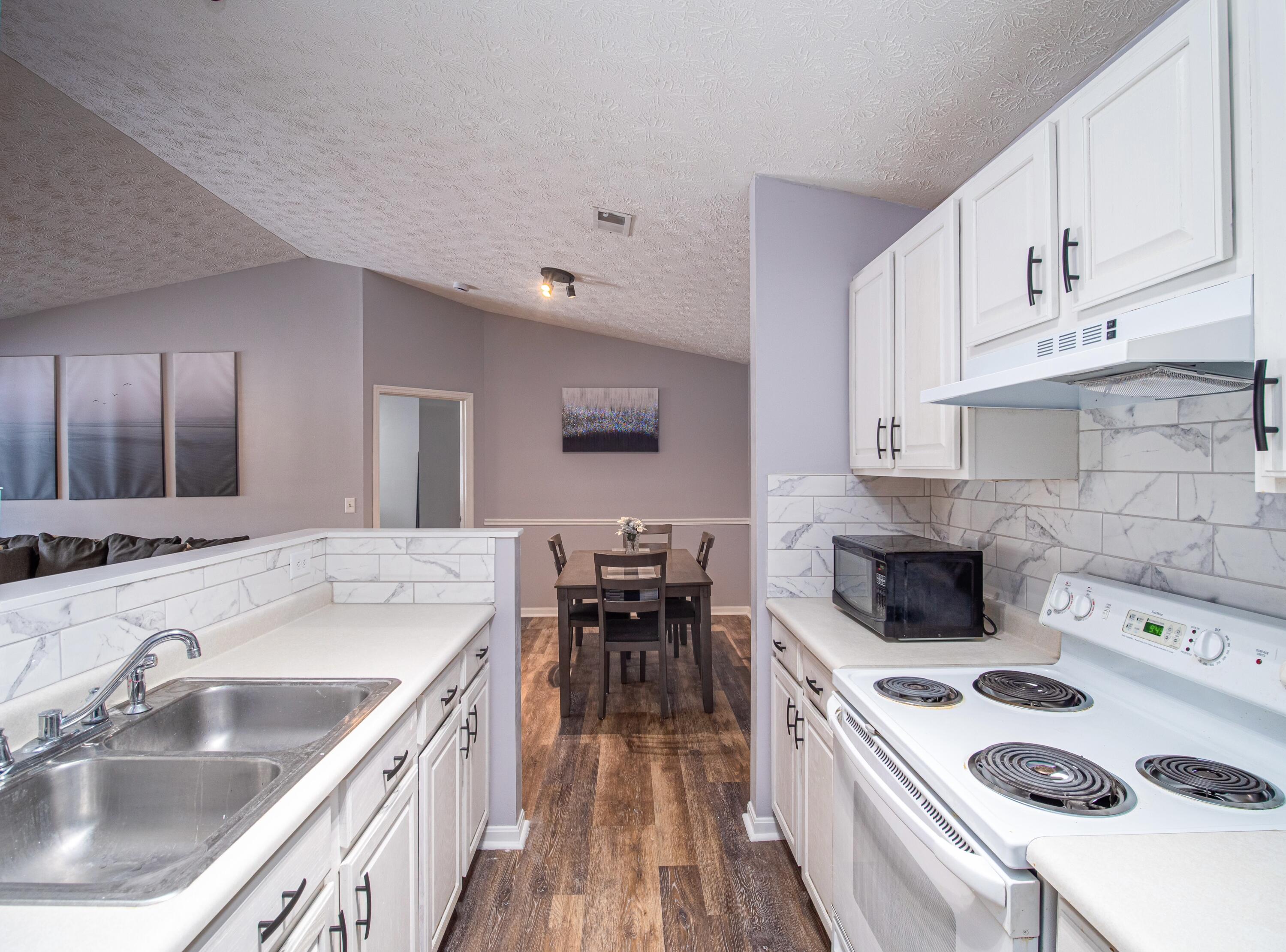 2324 Northmoor Lane, 208