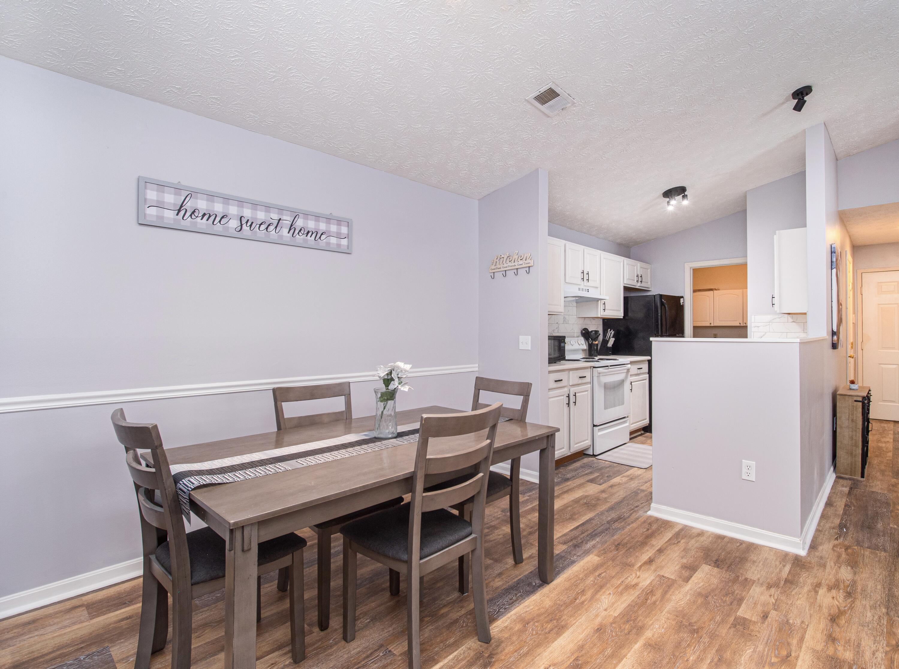 2324 Northmoor Lane, 208