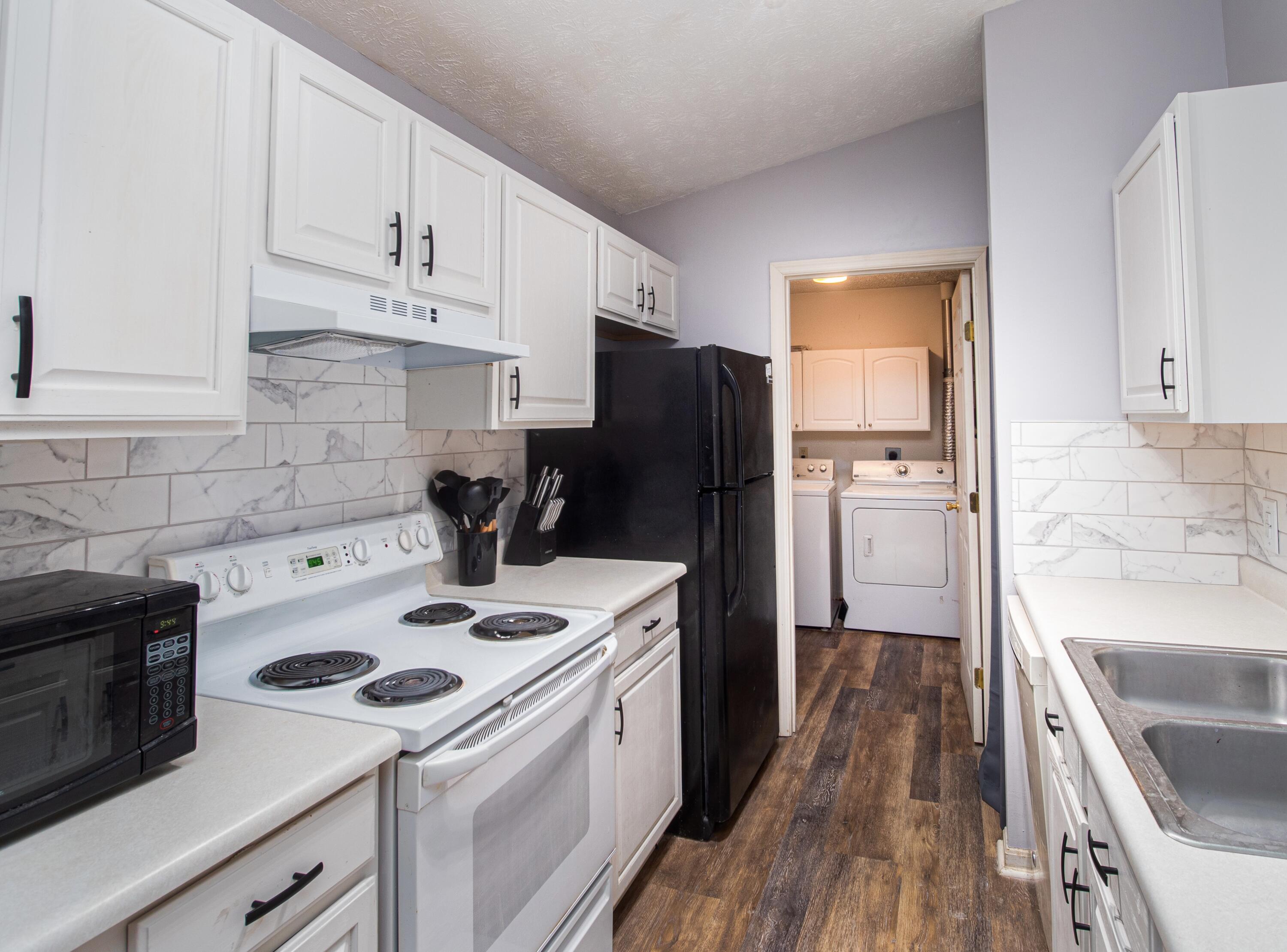 2324 Northmoor Lane, 208