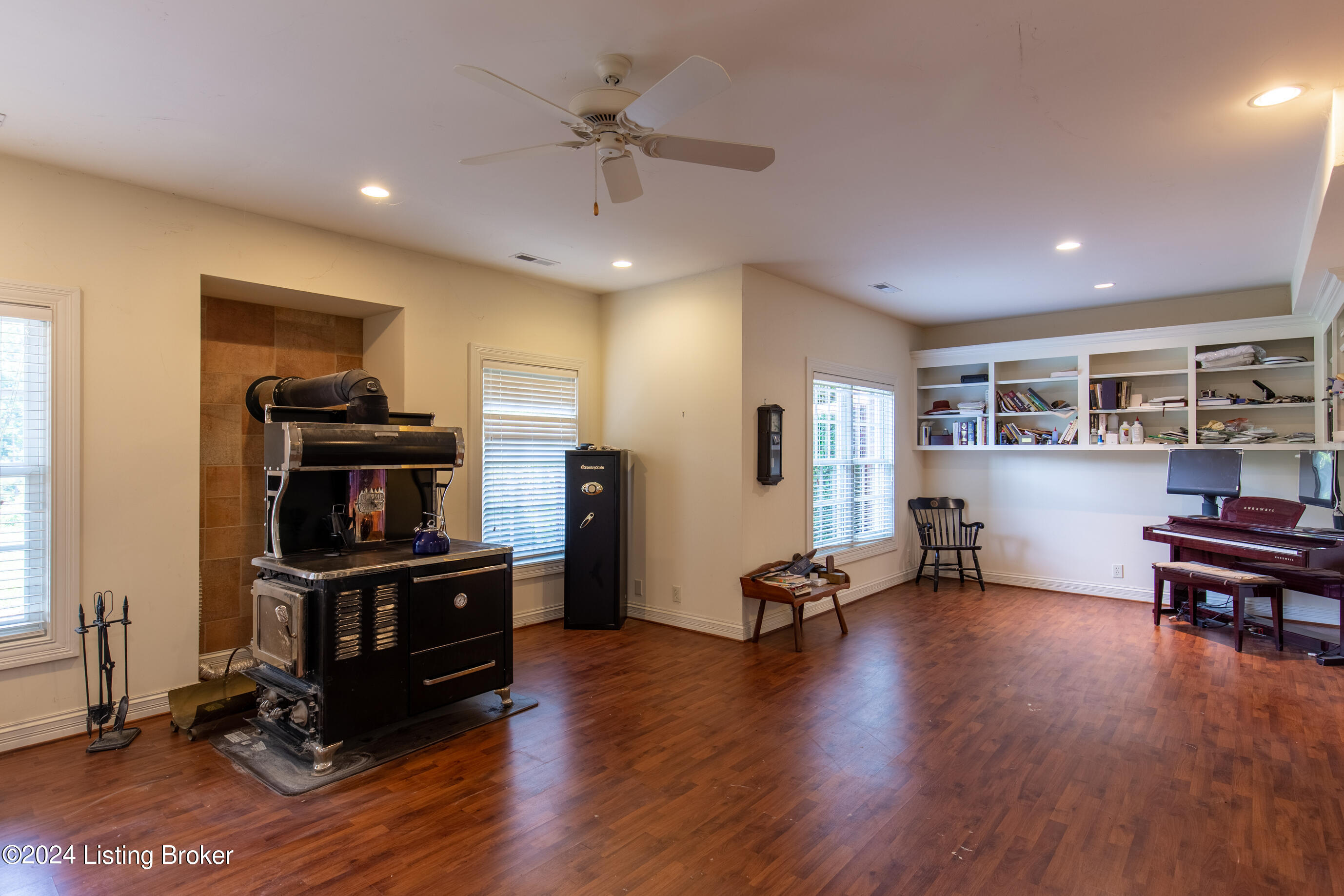 1009 Majestic Oaks Way