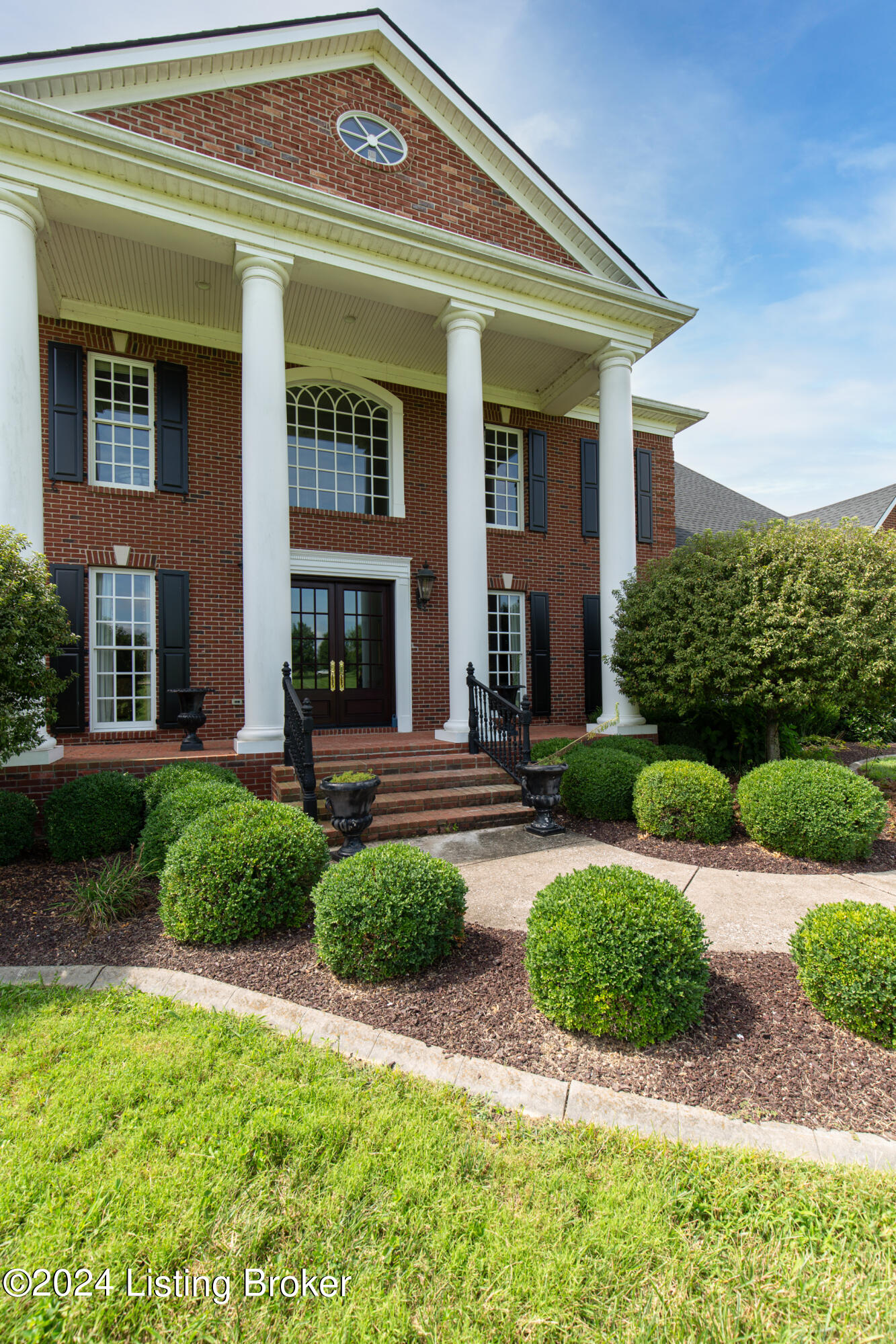 1009 Majestic Oaks Way