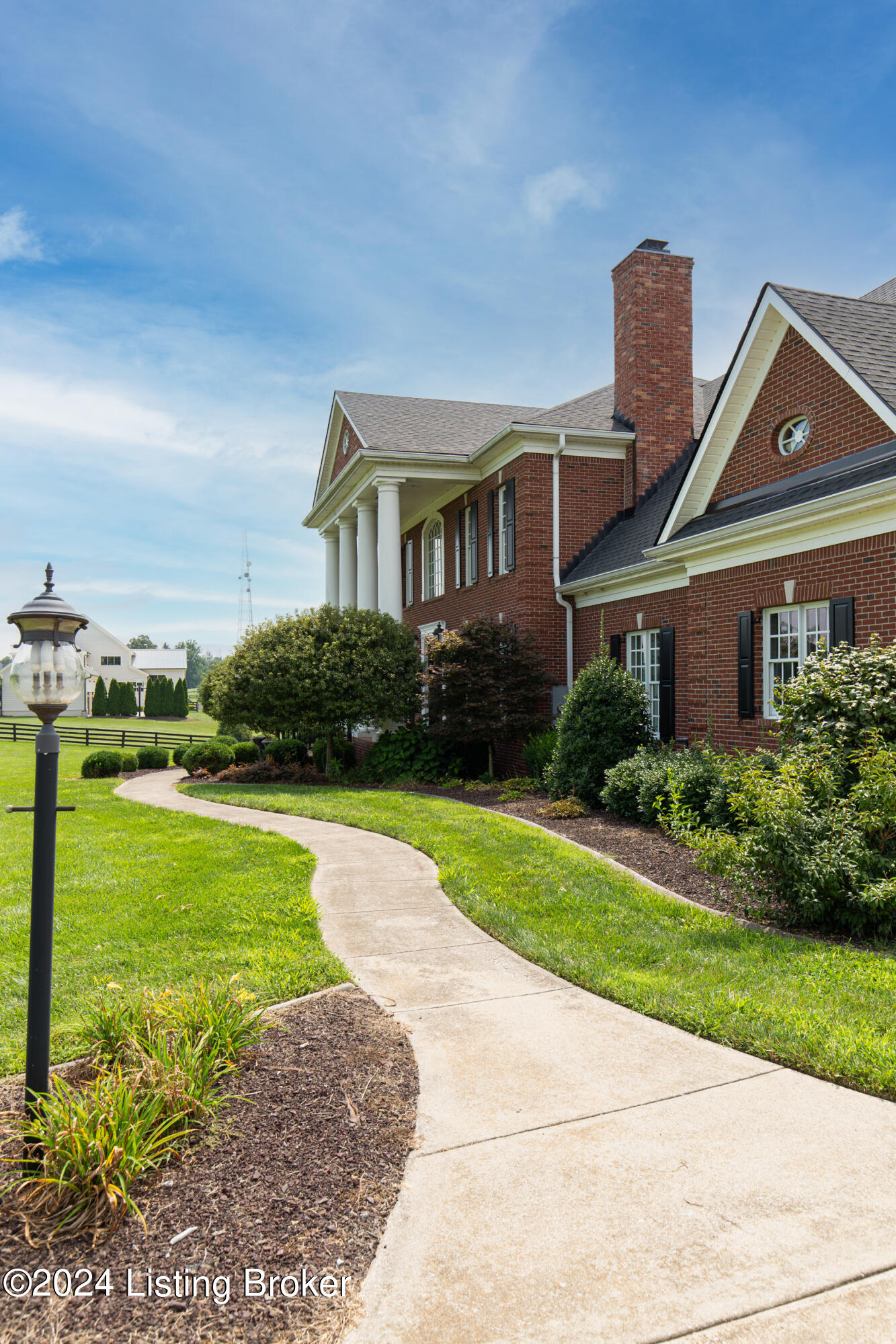1009 Majestic Oaks Way