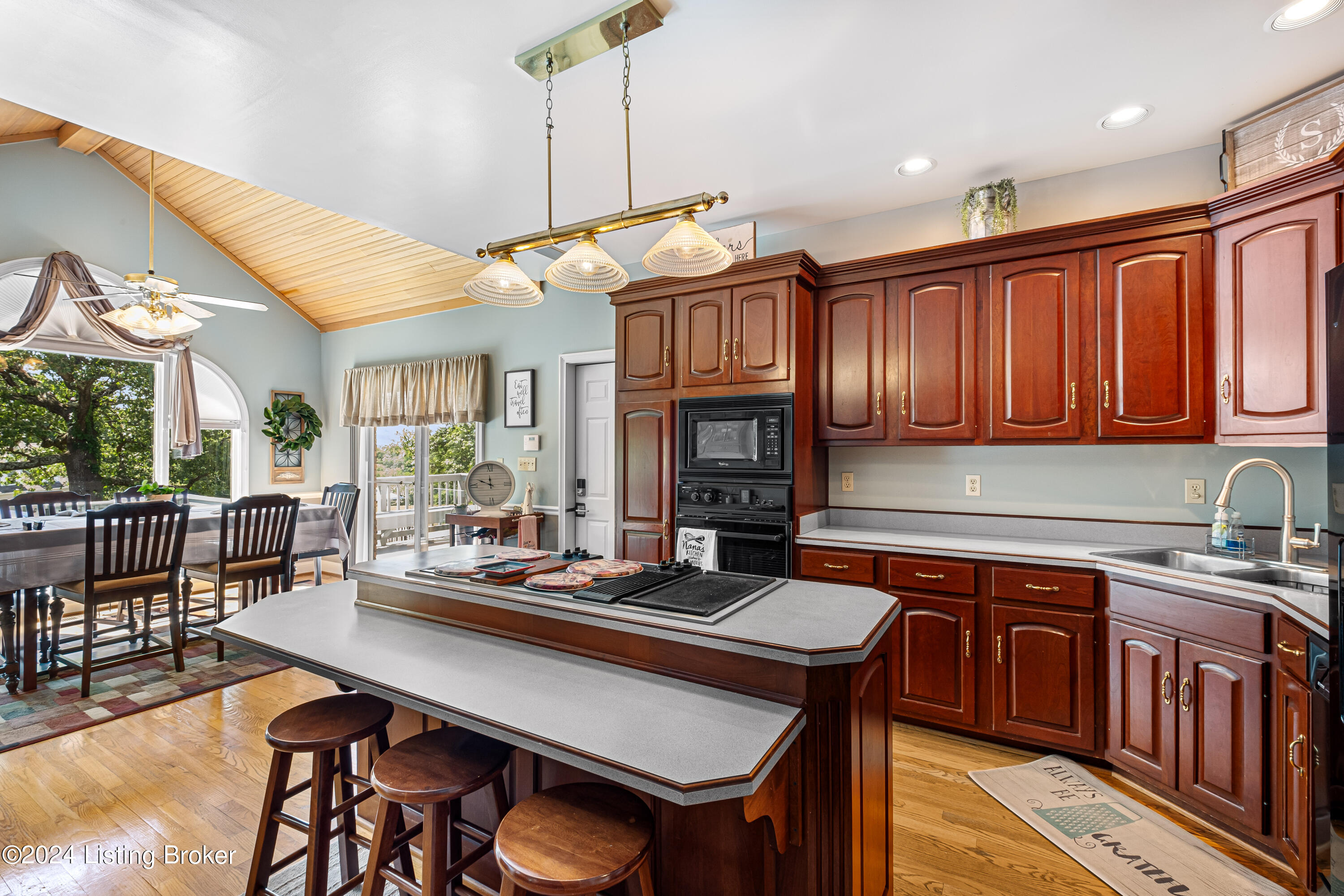916 Twelve Oaks Dr