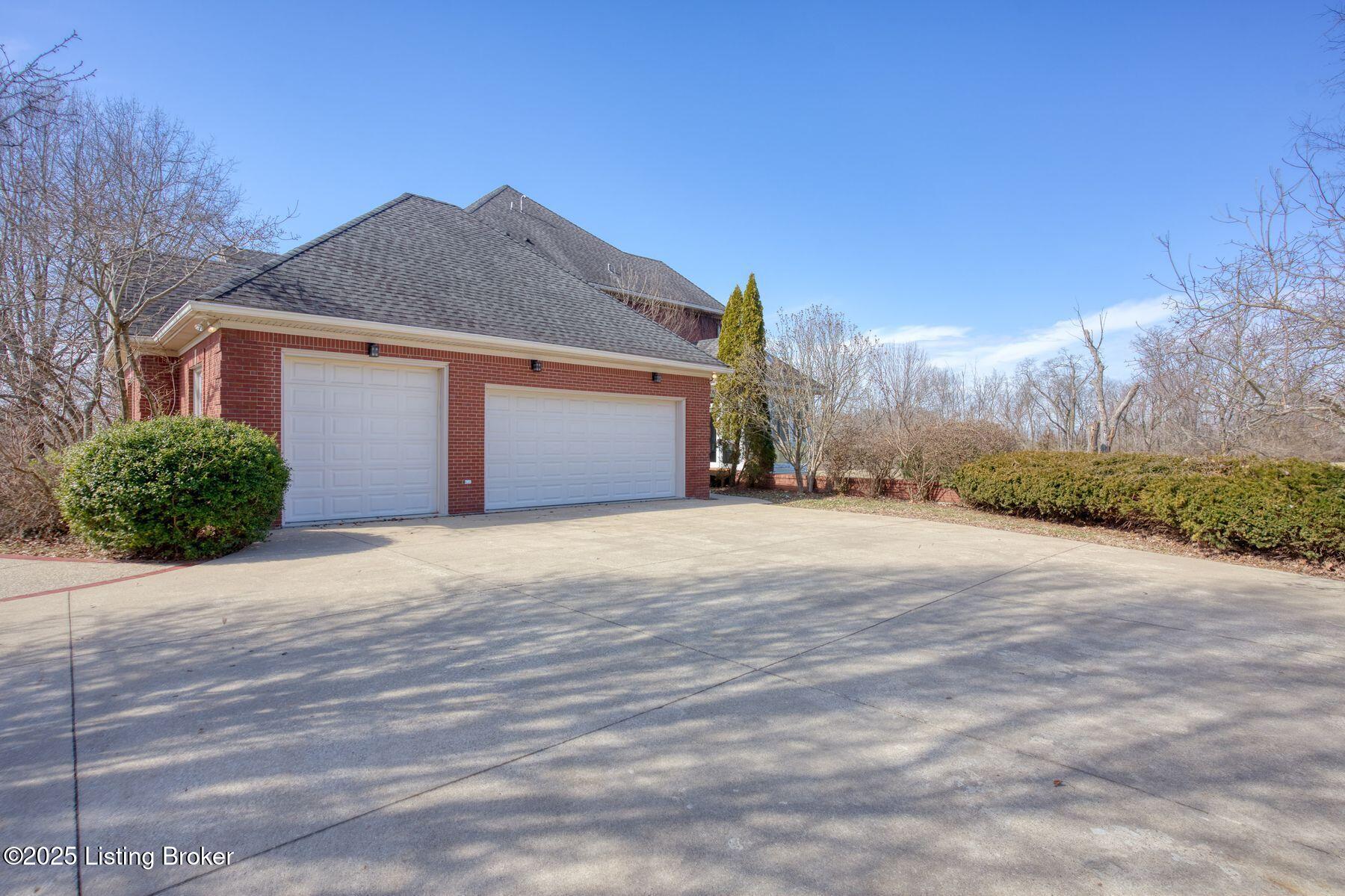 1016 Majestic Oaks Way