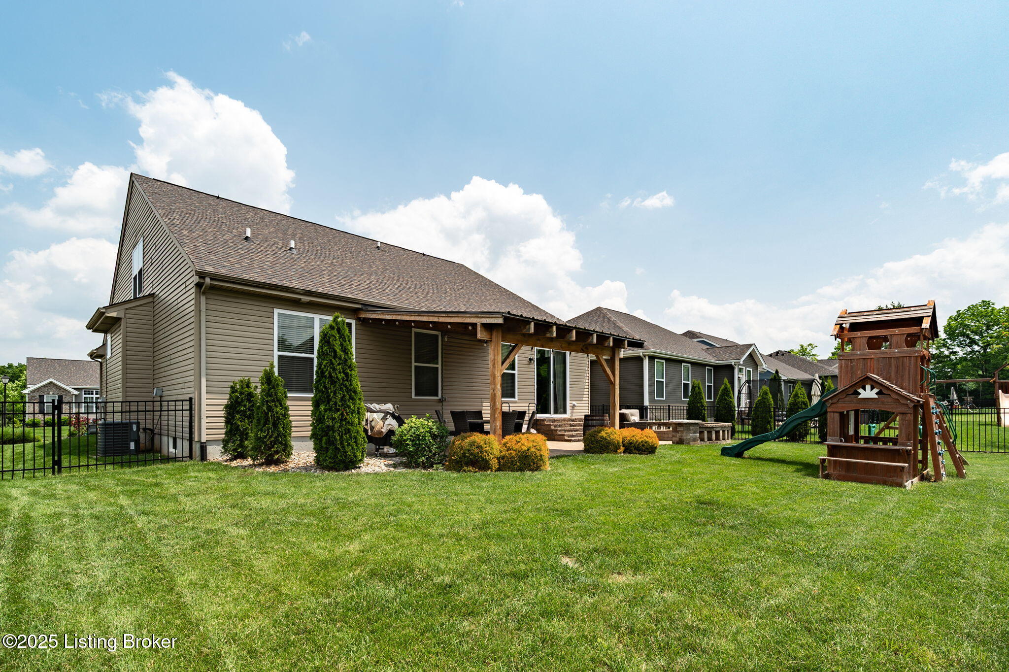 2010 Meadows Edge Ln
