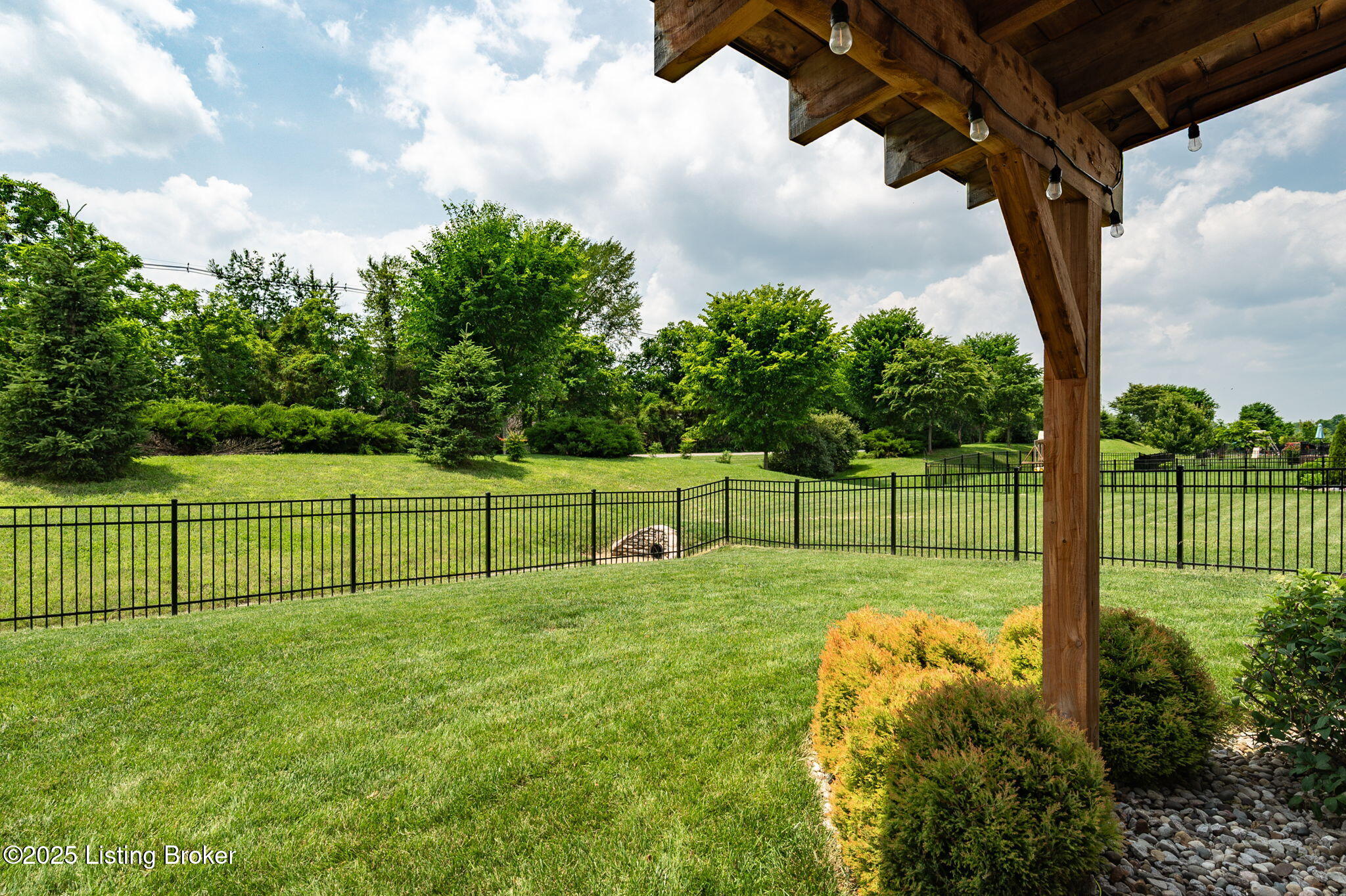 2010 Meadows Edge Ln