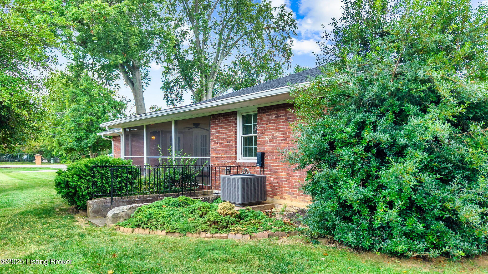 10218 Woodknoll Rd