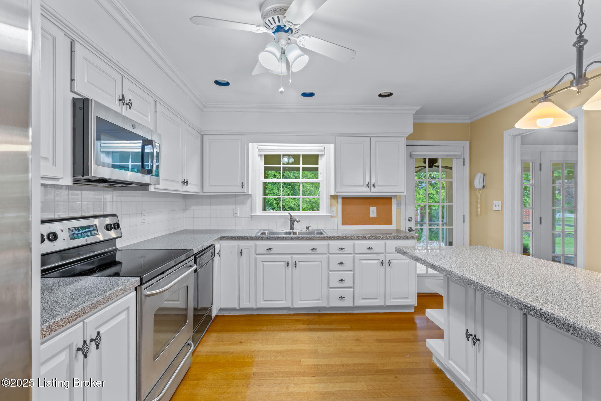 10218 Woodknoll Rd
