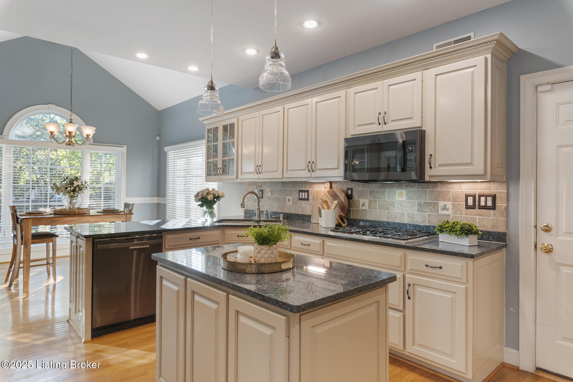 909 Woodland Heights Dr