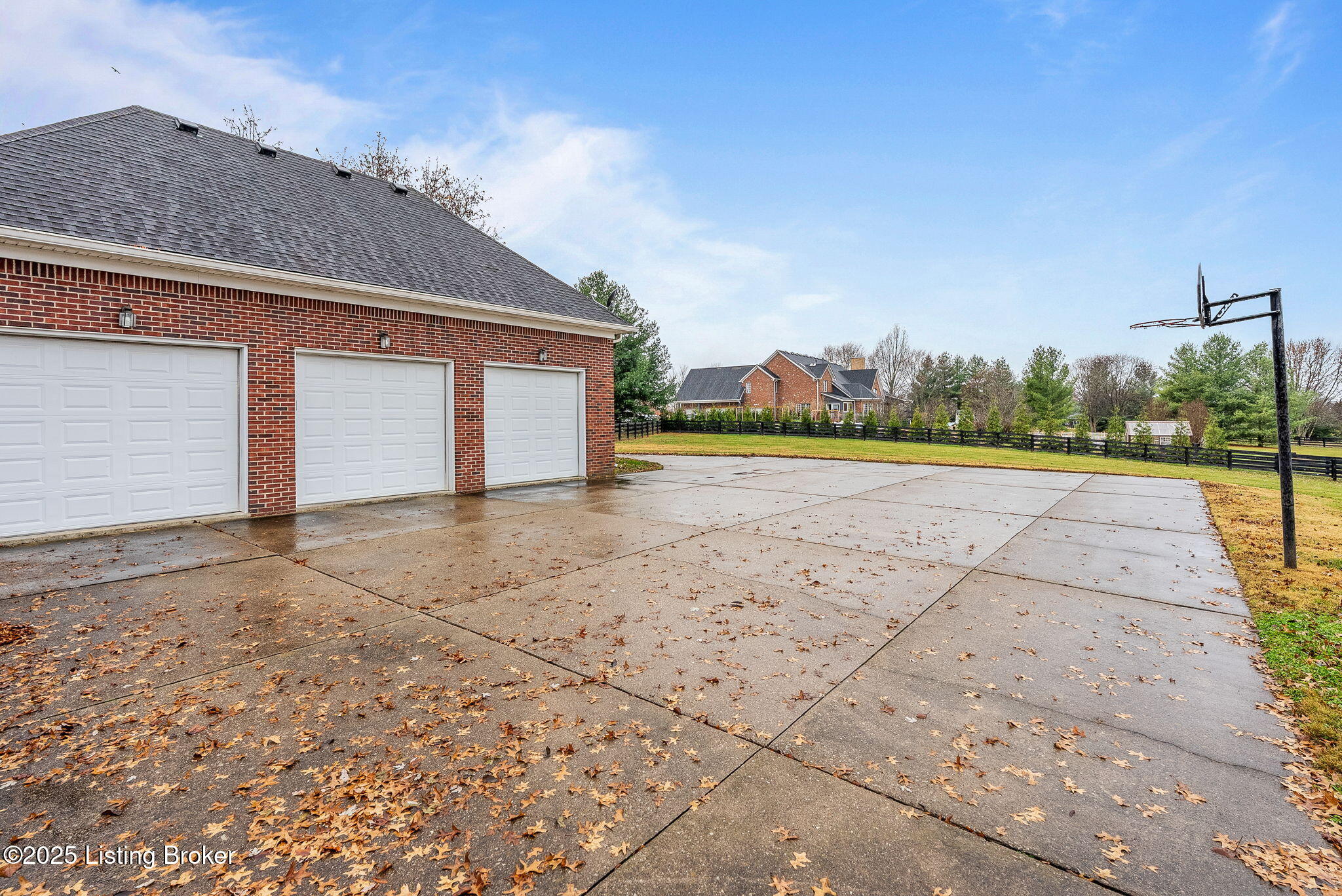 1004 Majestic Oaks Way