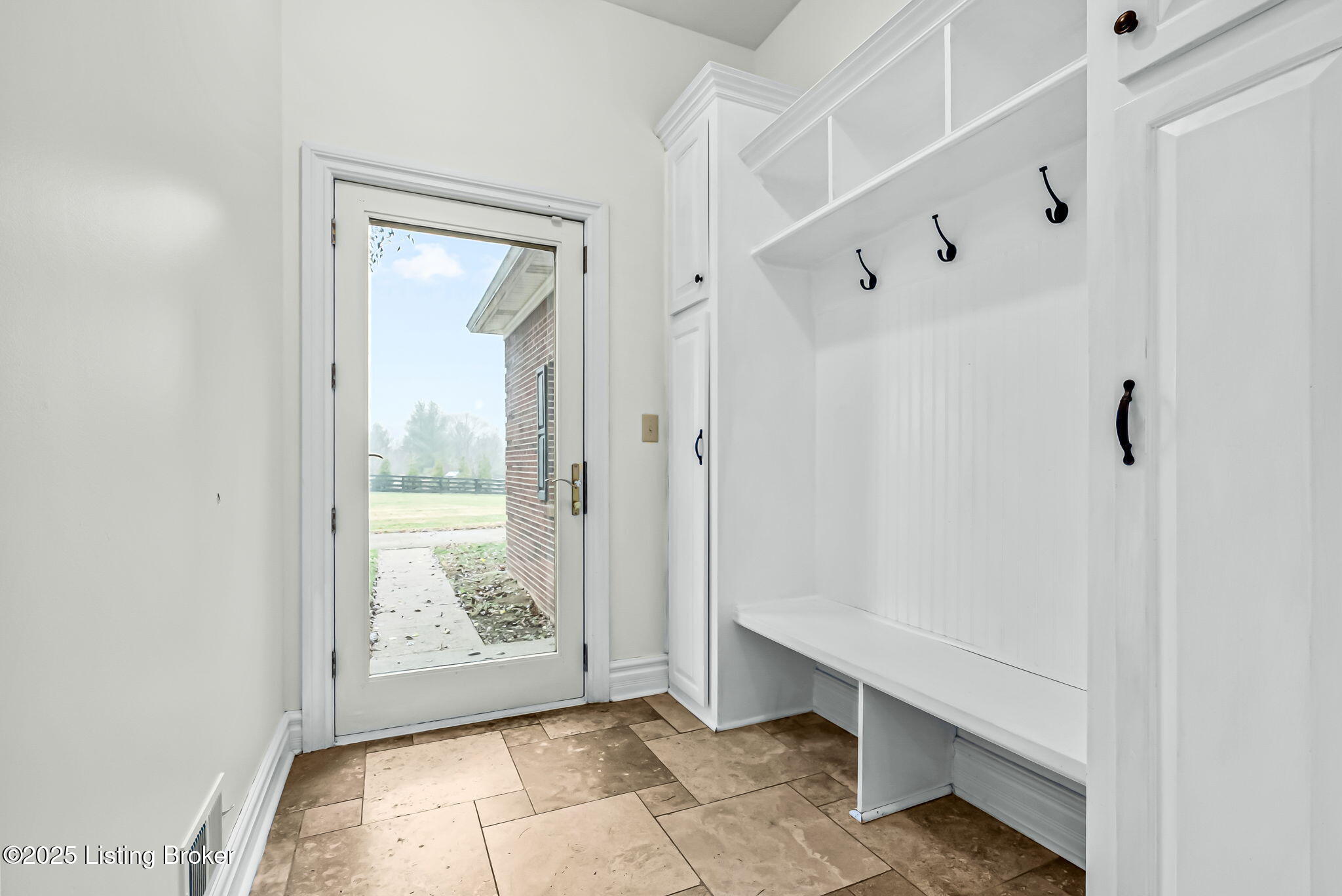 1004 Majestic Oaks Way