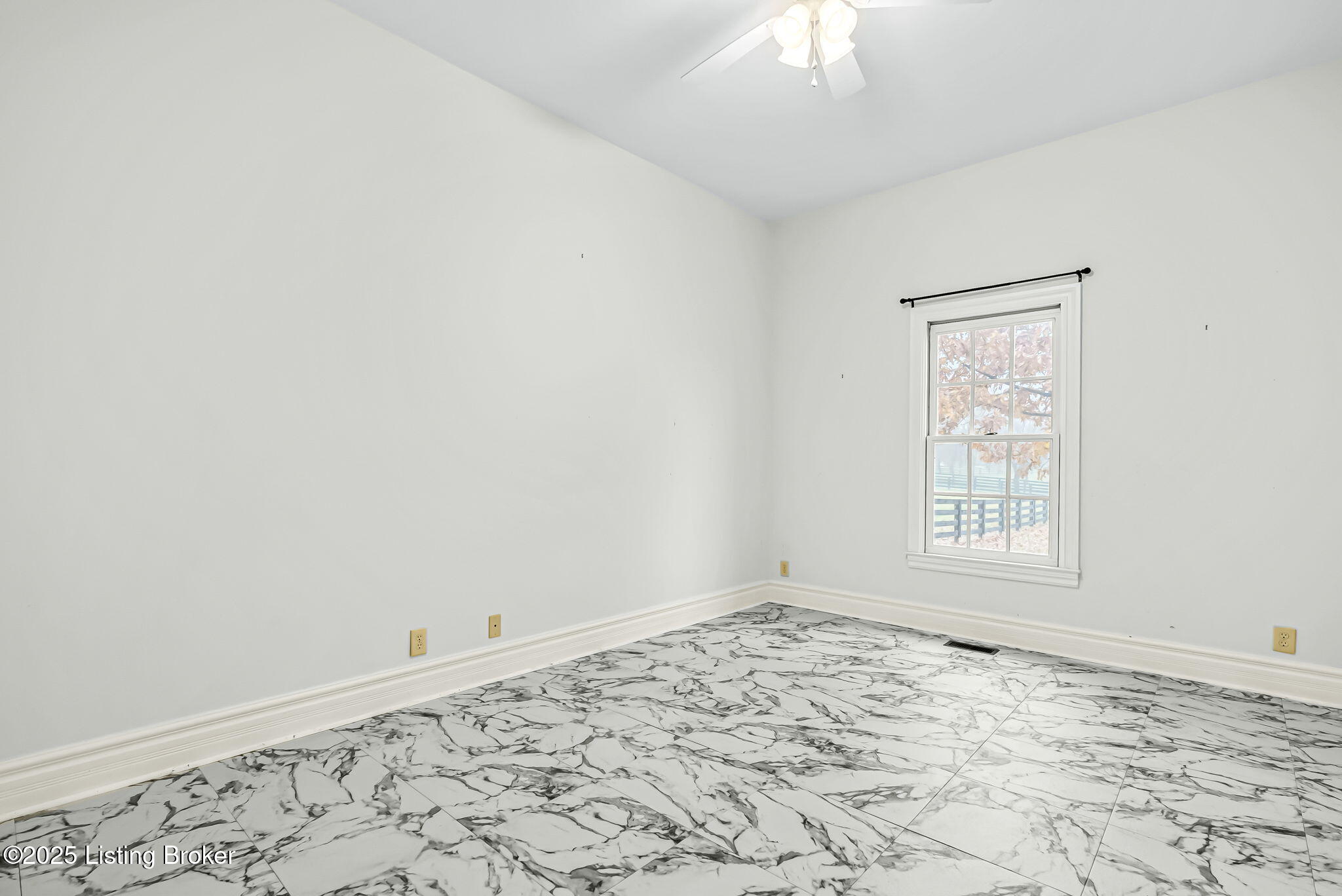 1004 Majestic Oaks Way