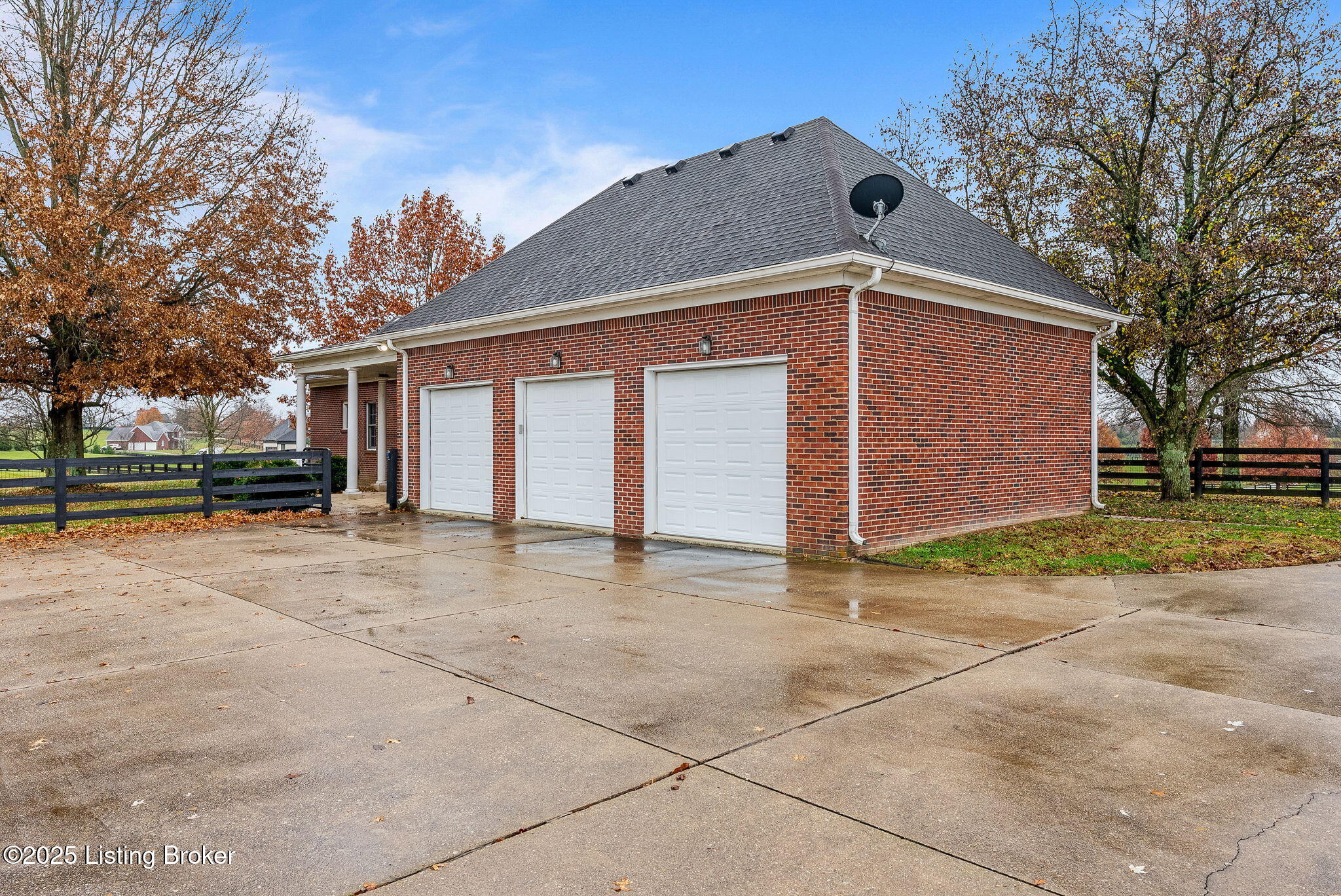 1004 Majestic Oaks Way