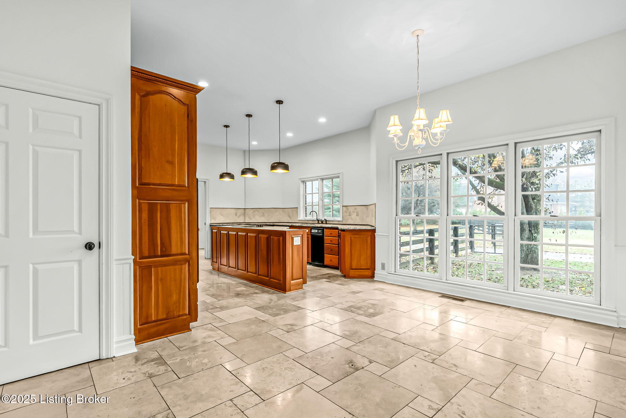 1004 Majestic Oaks Way