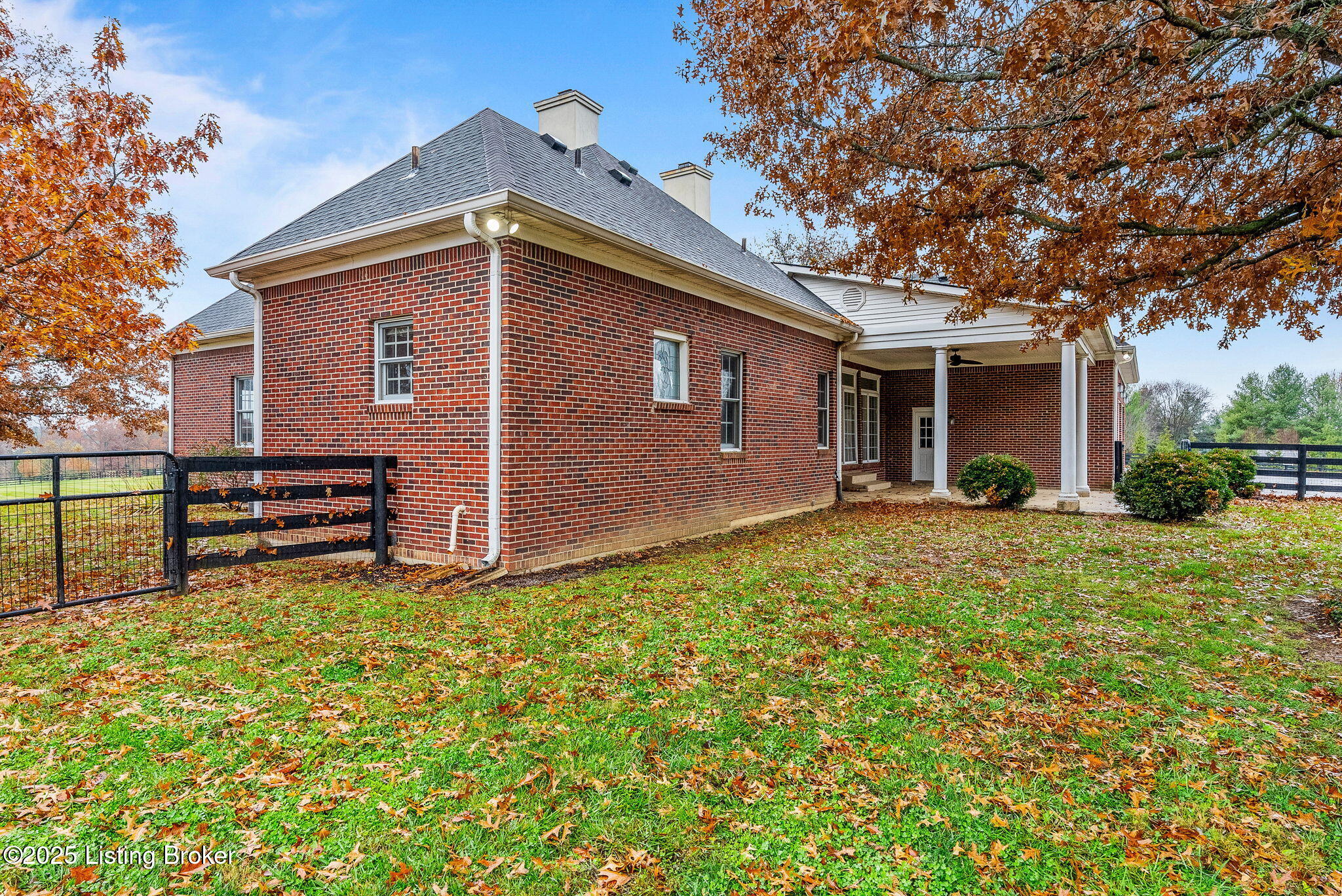 1004 Majestic Oaks Way