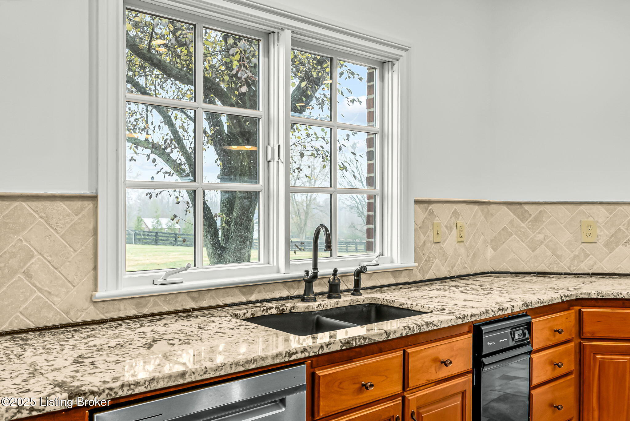 1004 Majestic Oaks Way