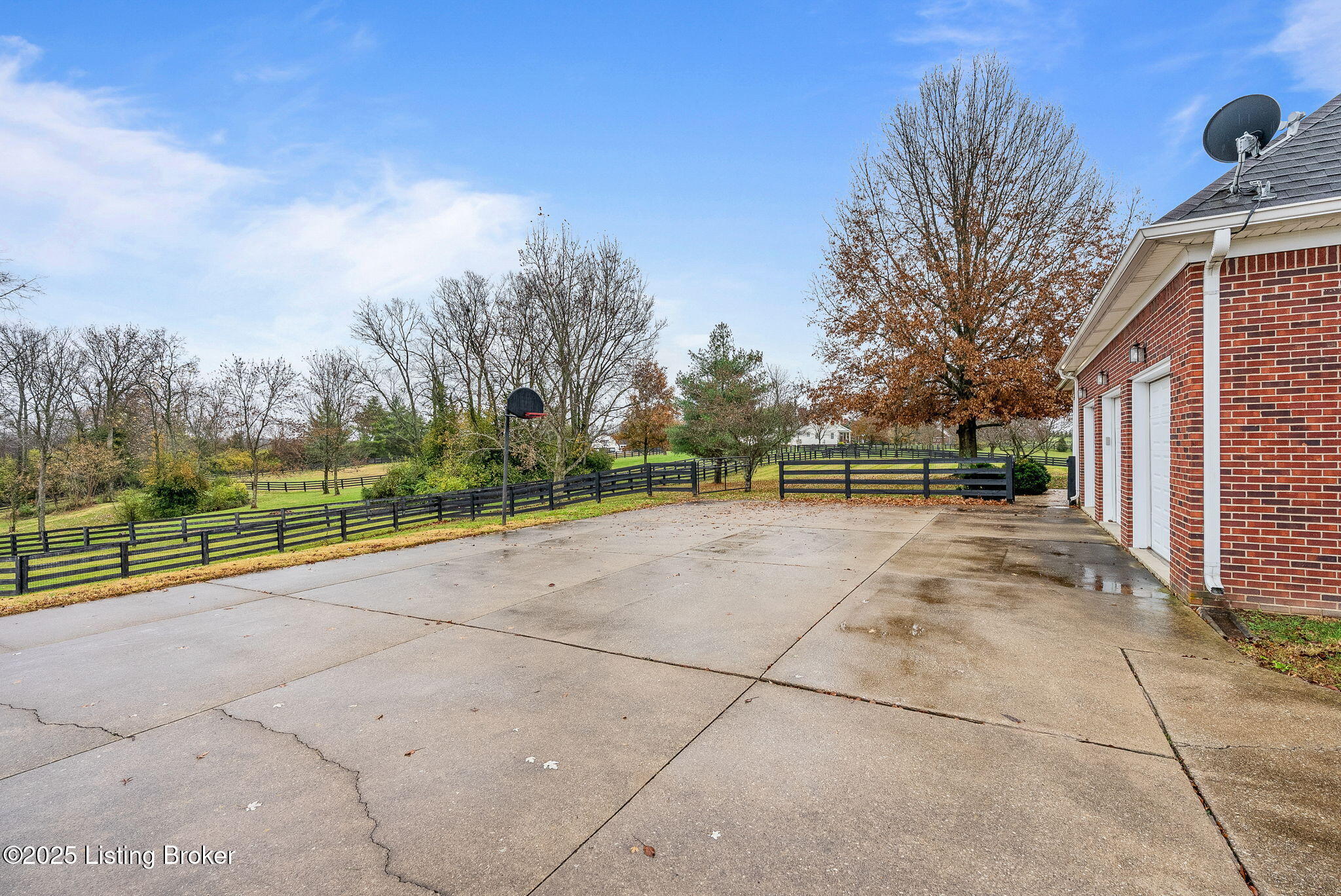 1004 Majestic Oaks Way