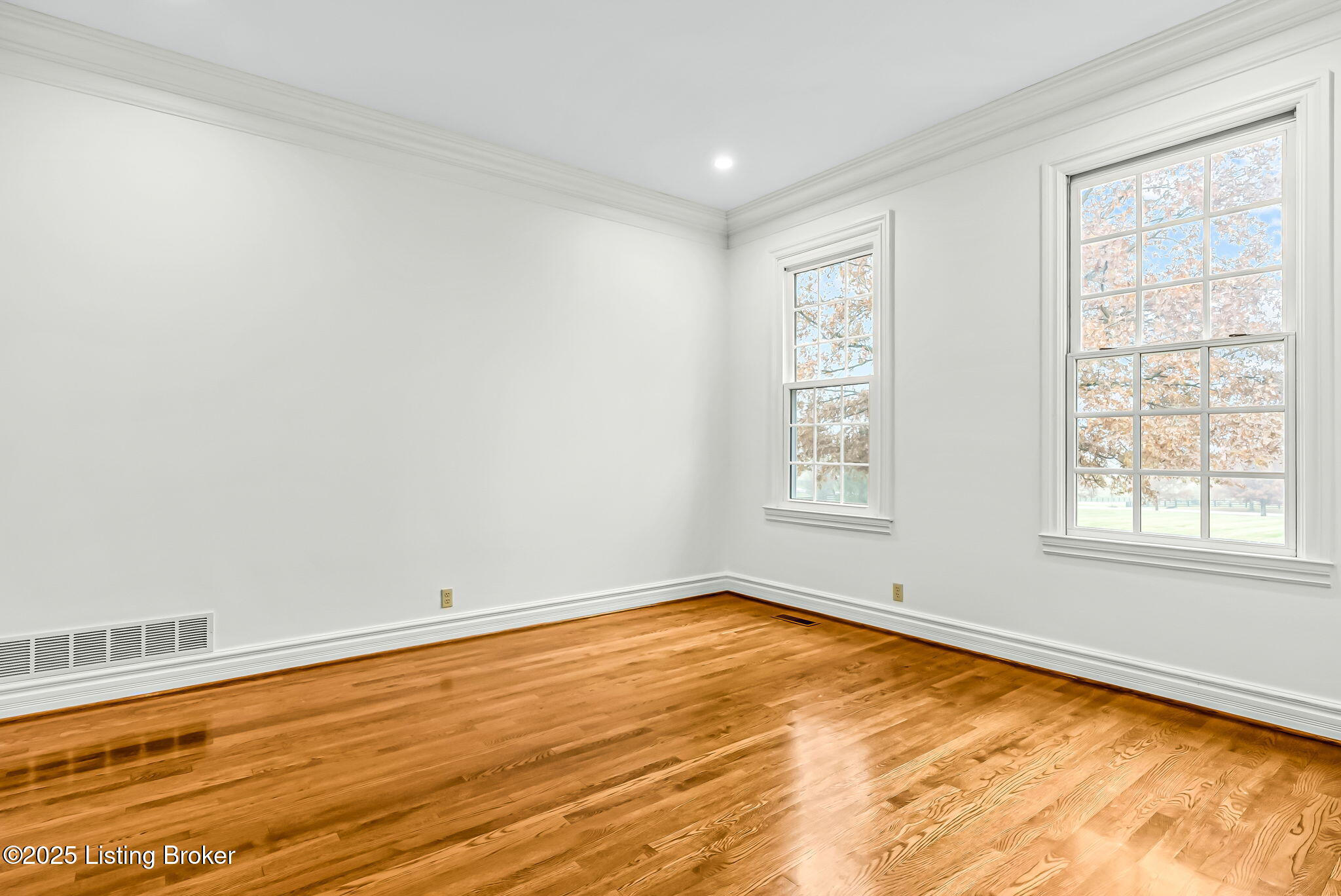 1004 Majestic Oaks Way