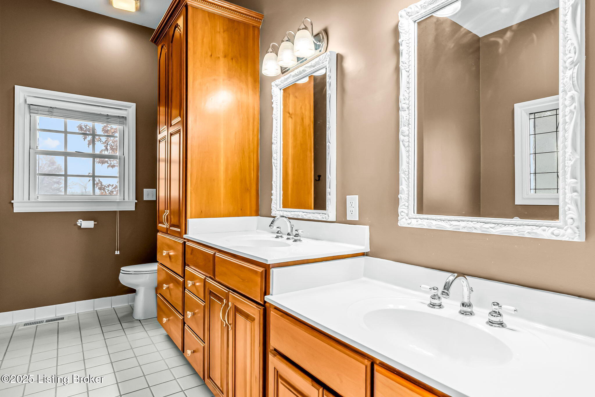 1004 Majestic Oaks Way