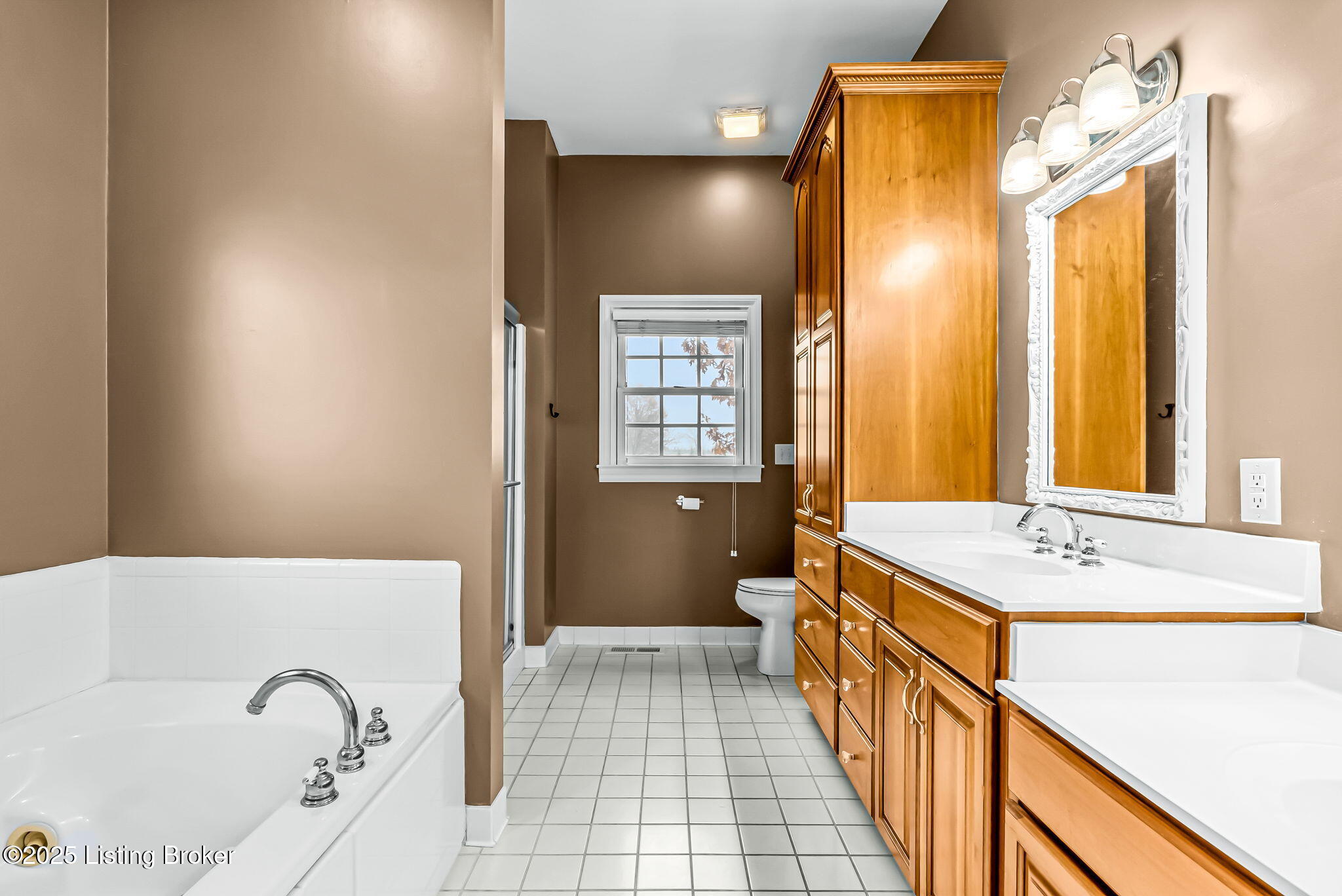 1004 Majestic Oaks Way