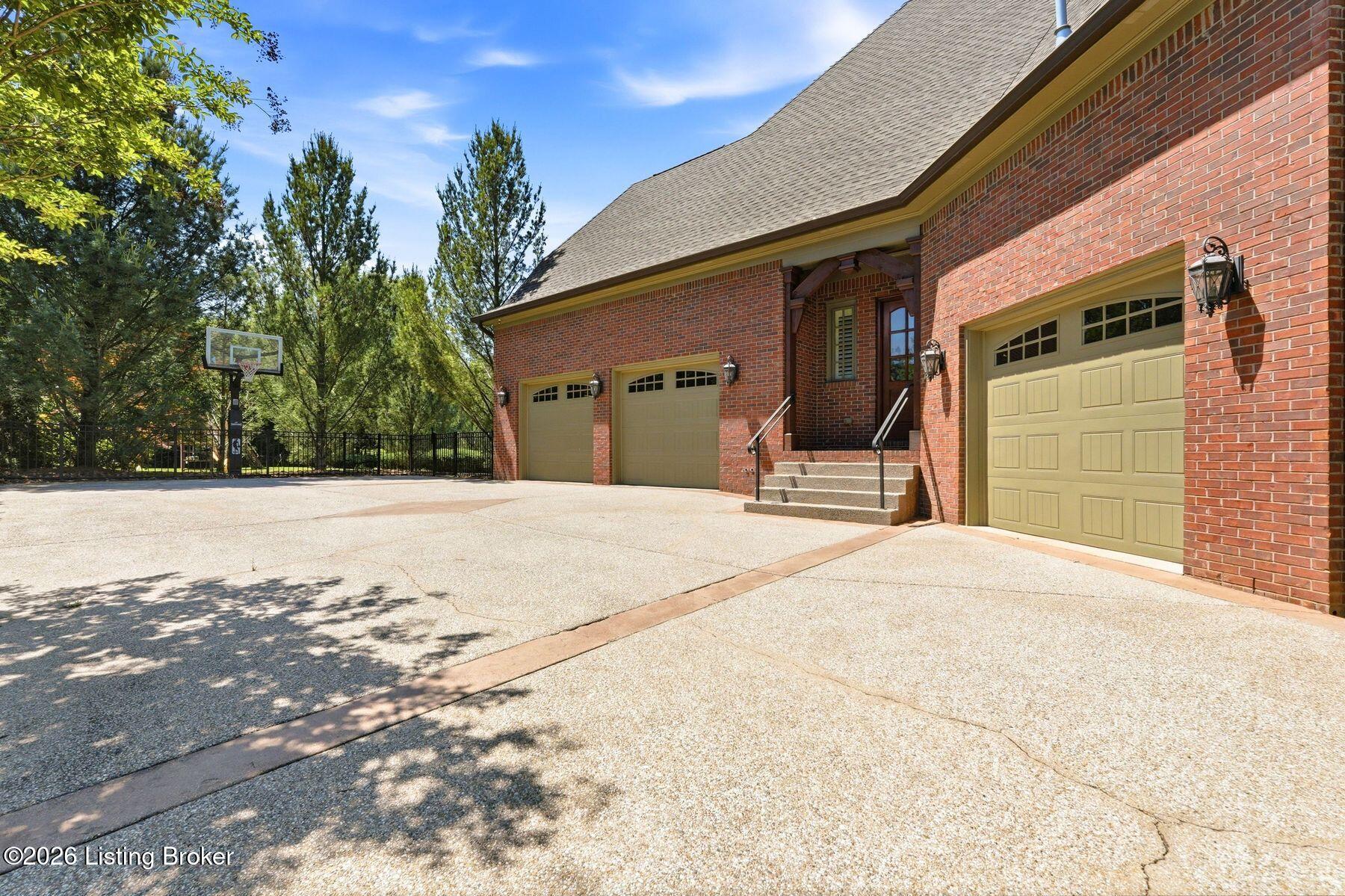 5402 Farm Ridge Ln