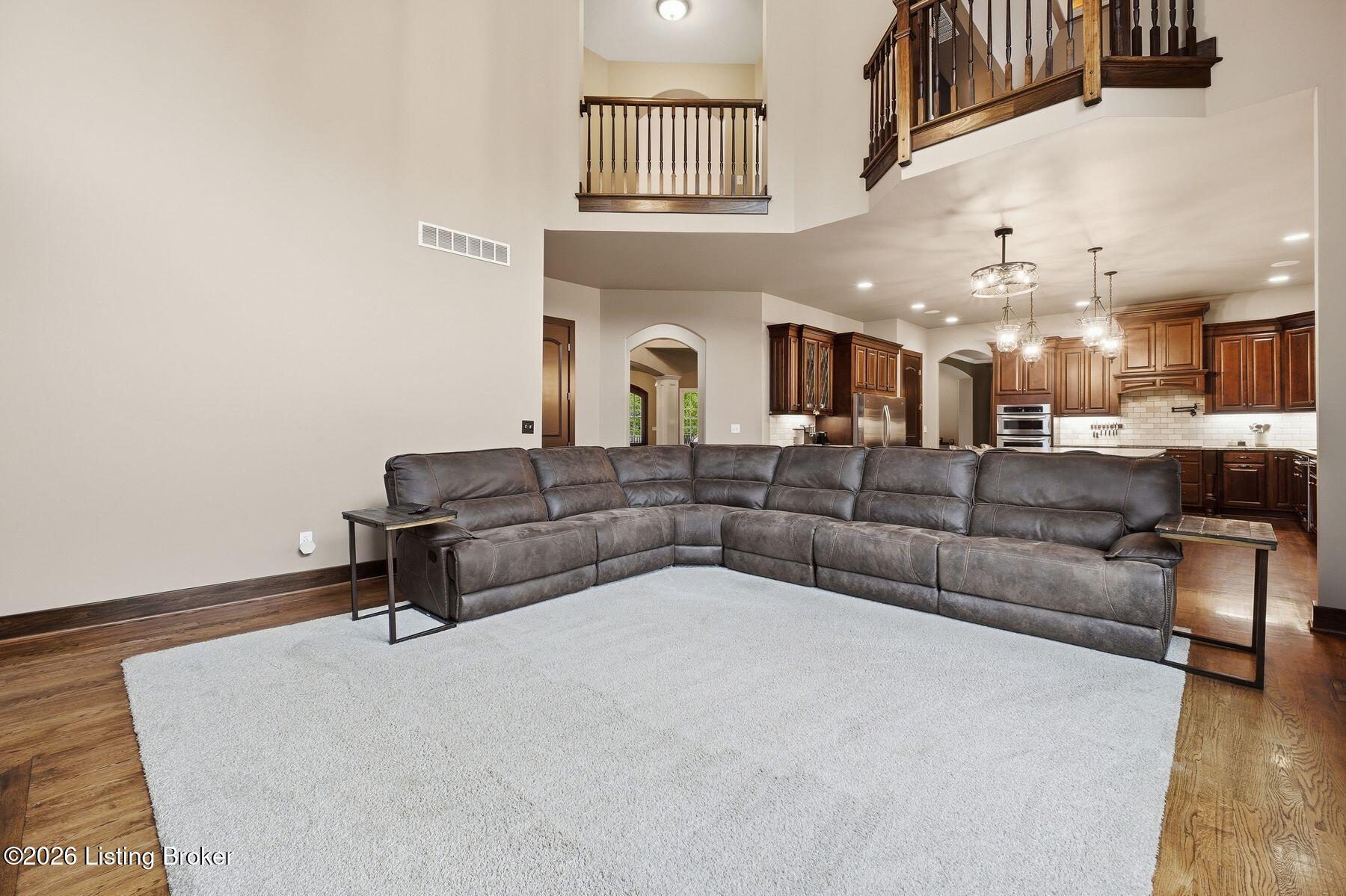 7901 Dobson Ln