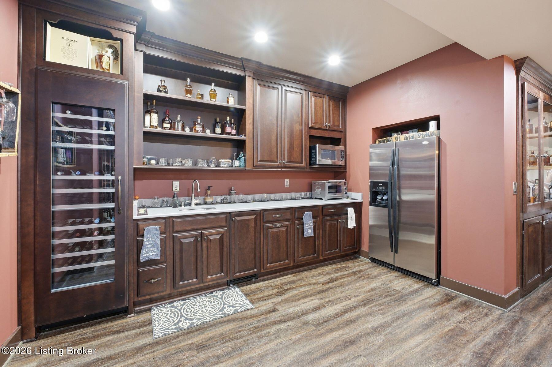 7901 Dobson Ln
