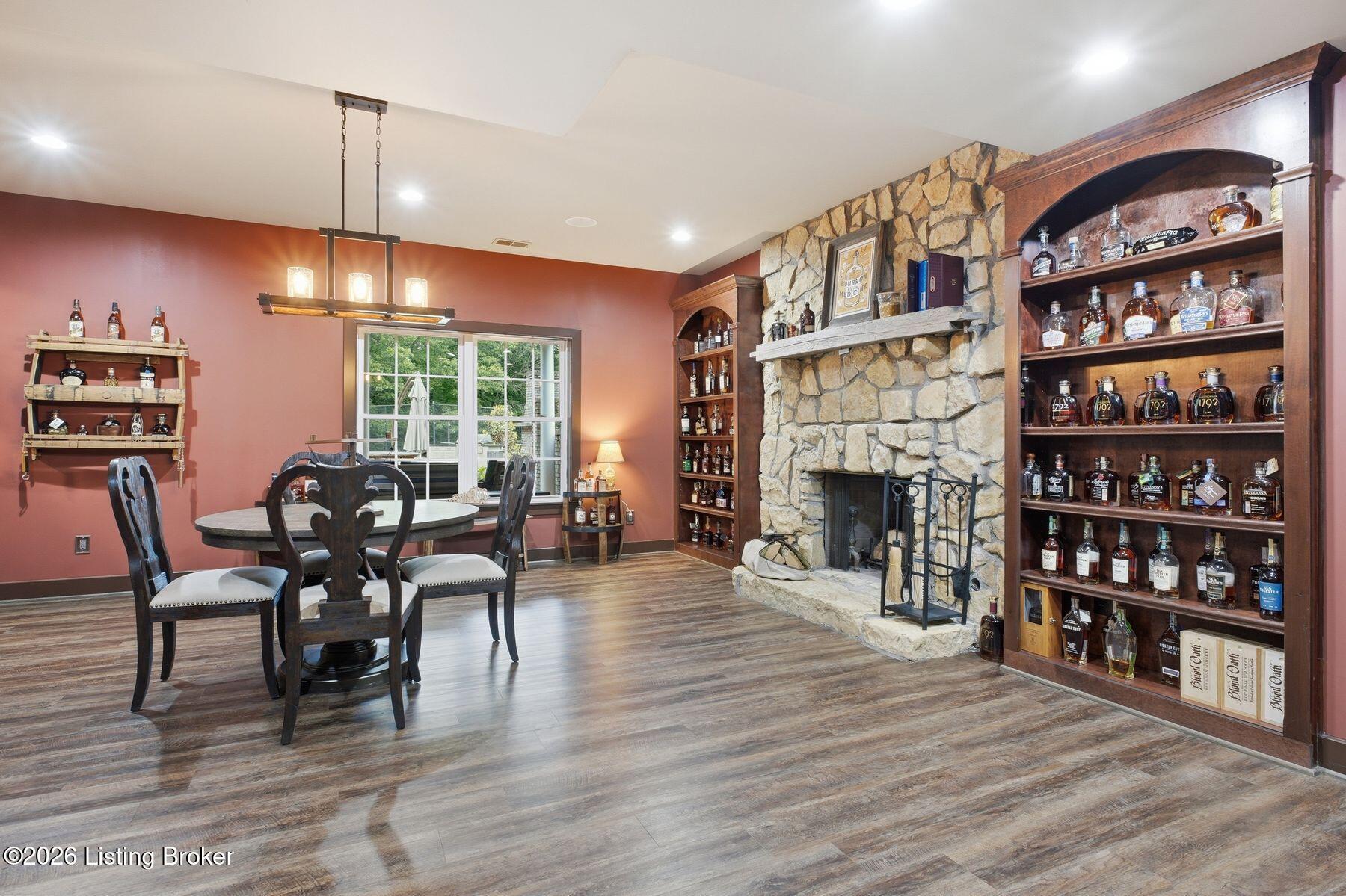 7901 Dobson Ln