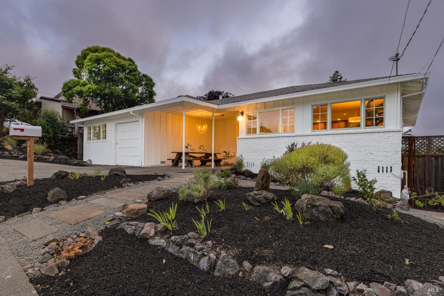 824 Middlefield Dr