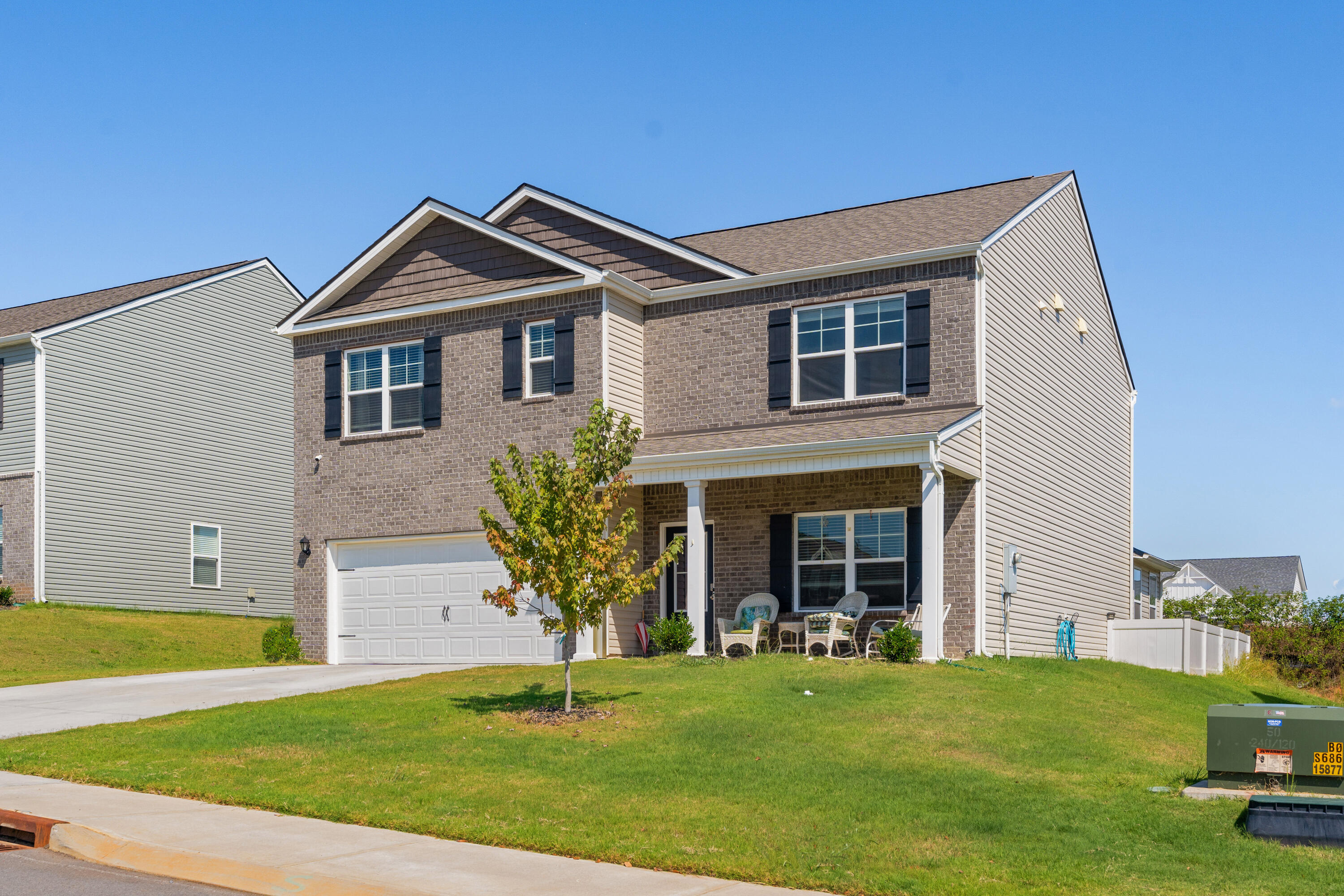 3215 Meadow Creek Way NE