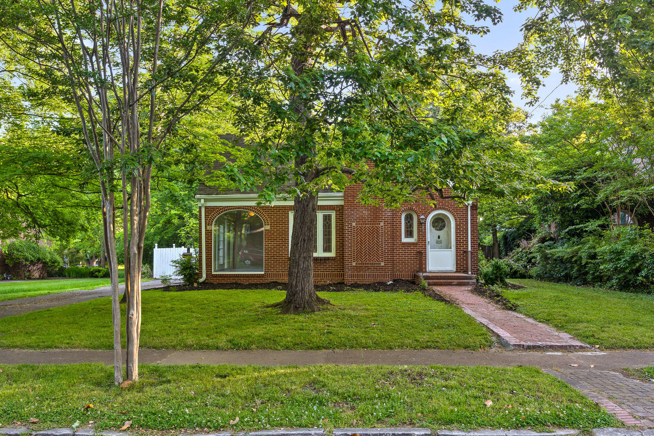 160 Centenary Avenue NW