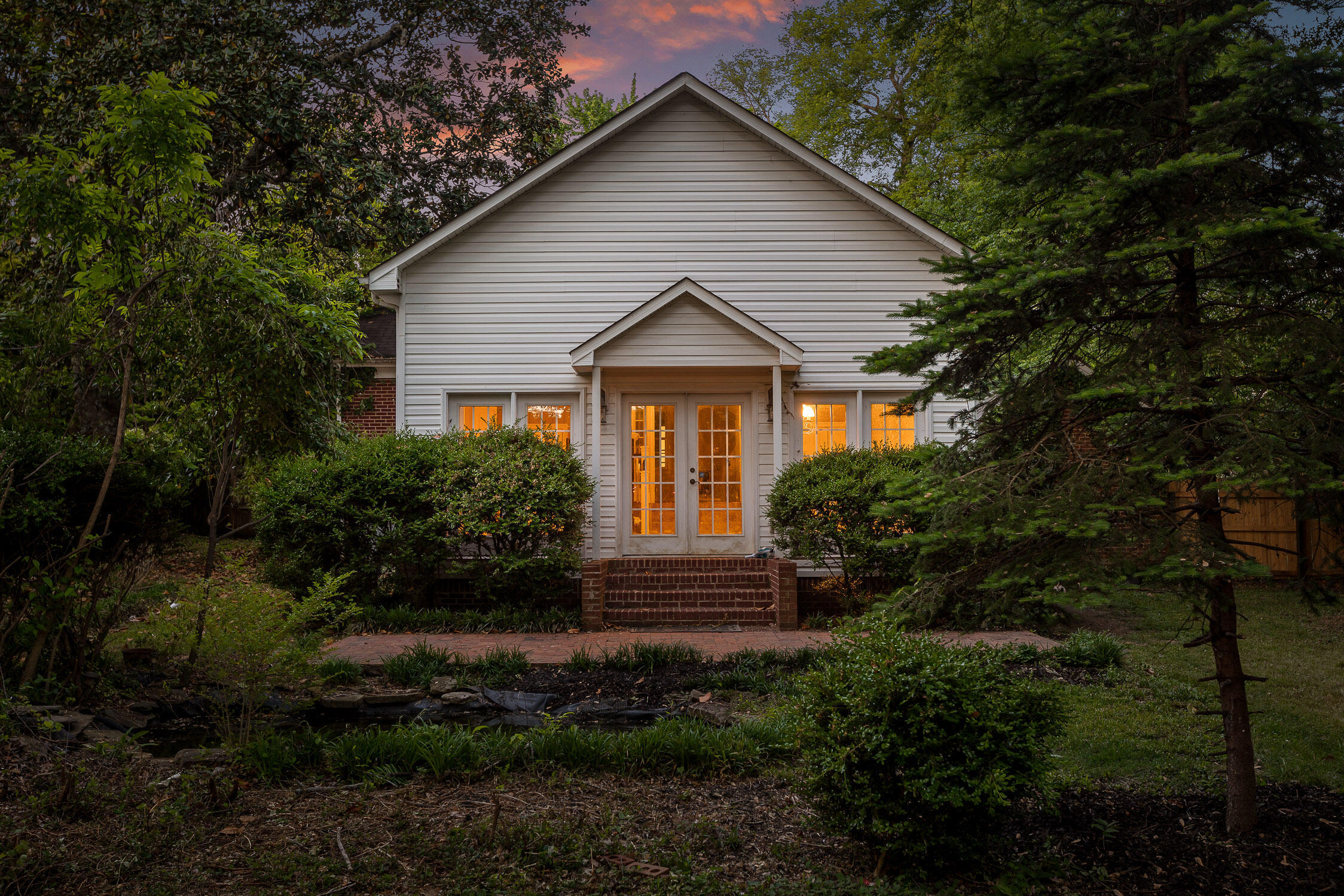 160 Centenary Avenue NW