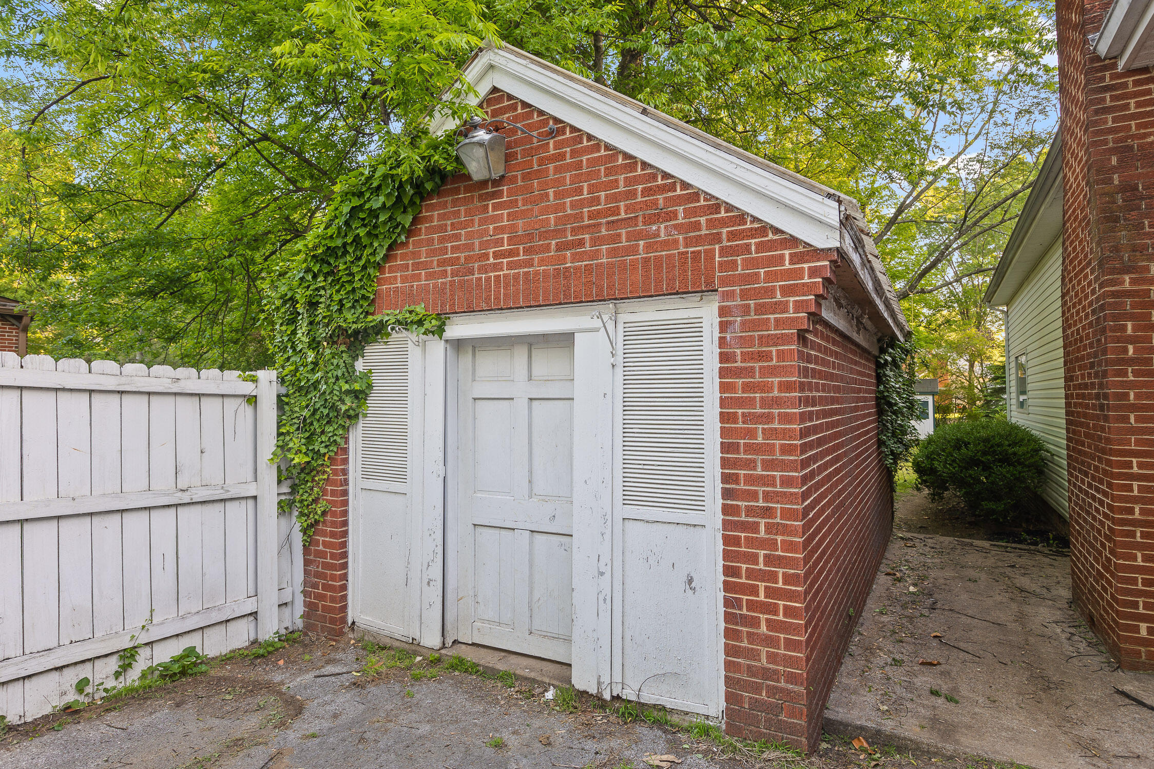 160 Centenary Avenue NW