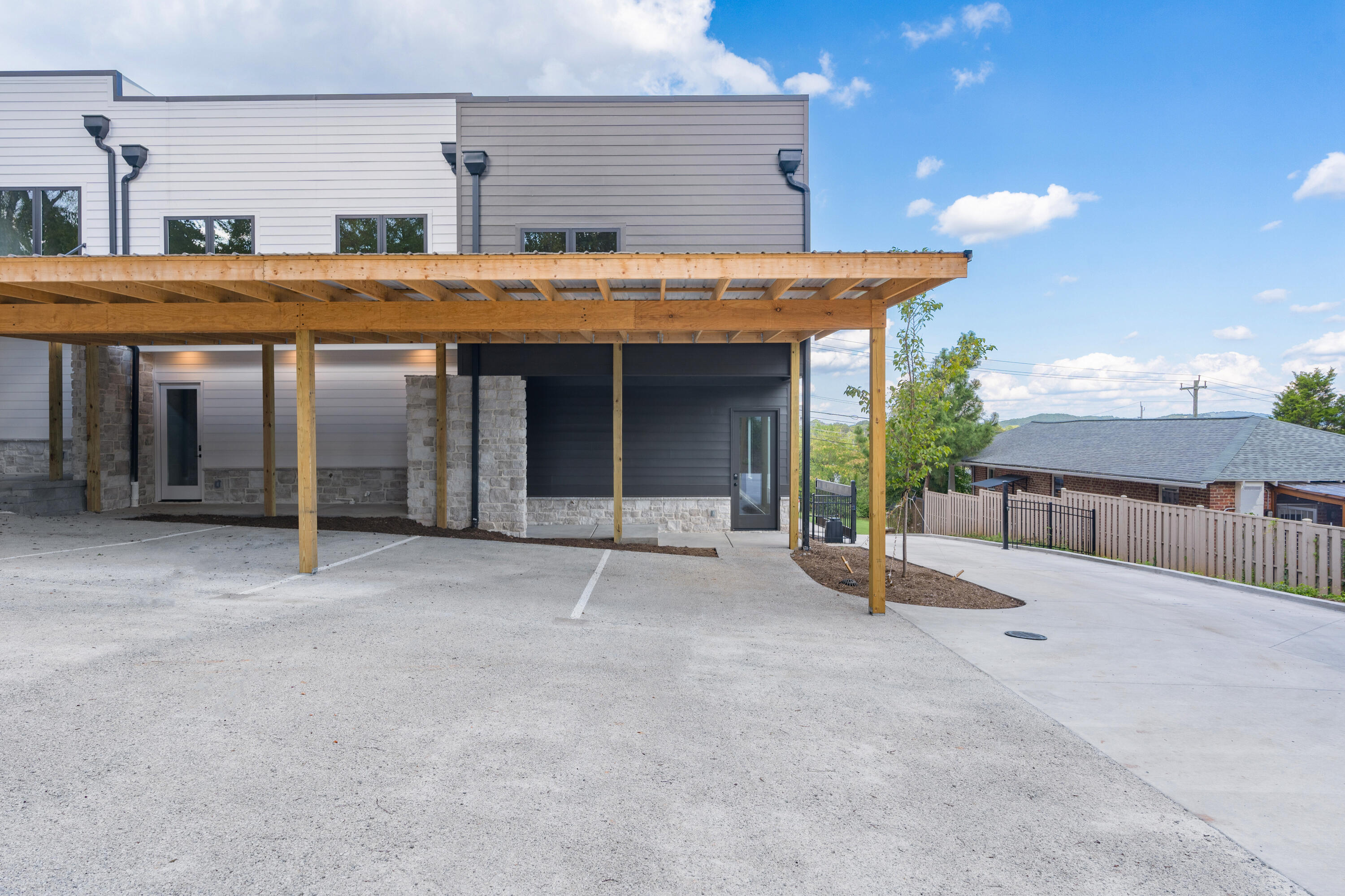1044 E 4th Street, 101