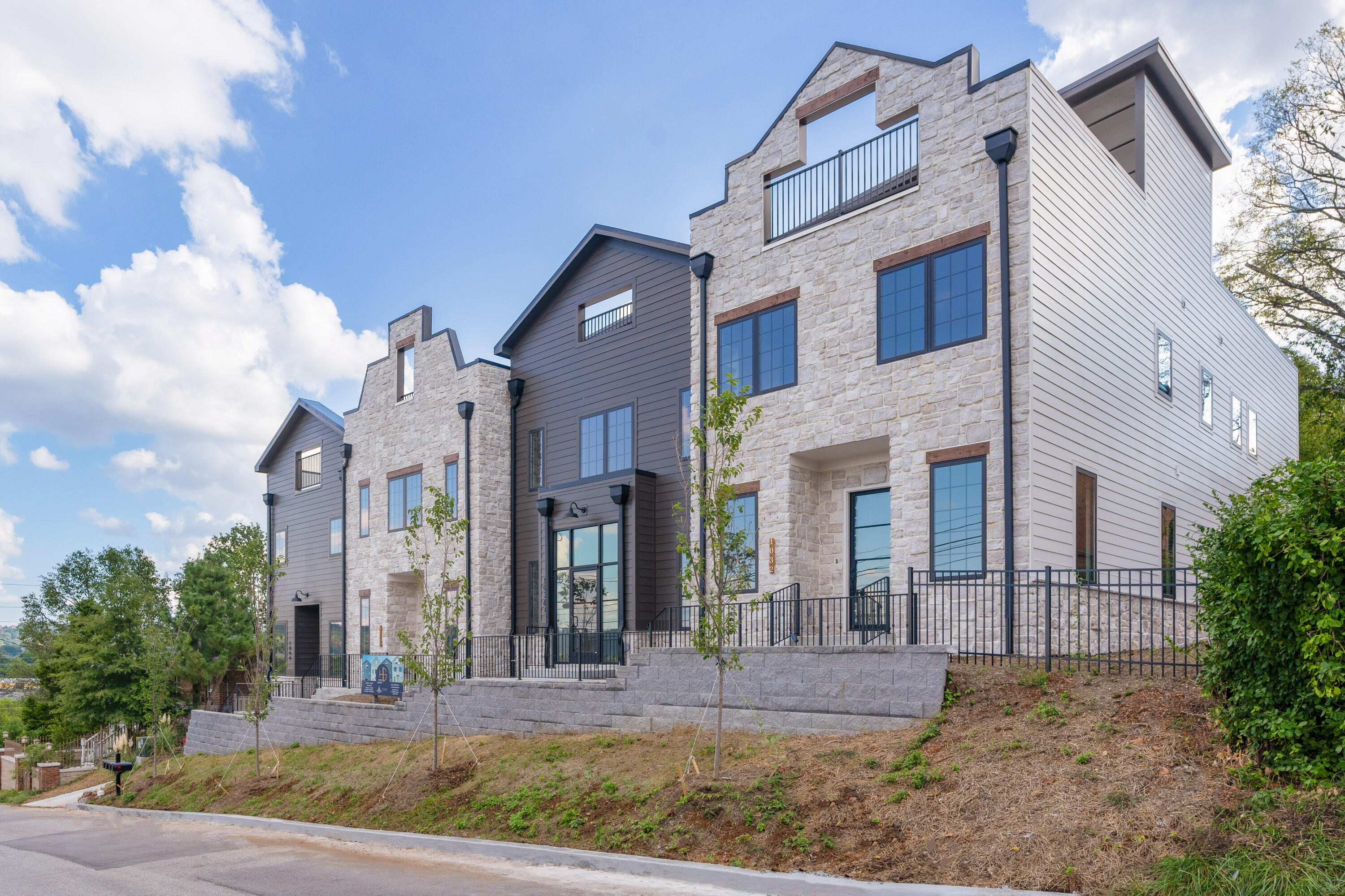 1044 E 4th Street, 101