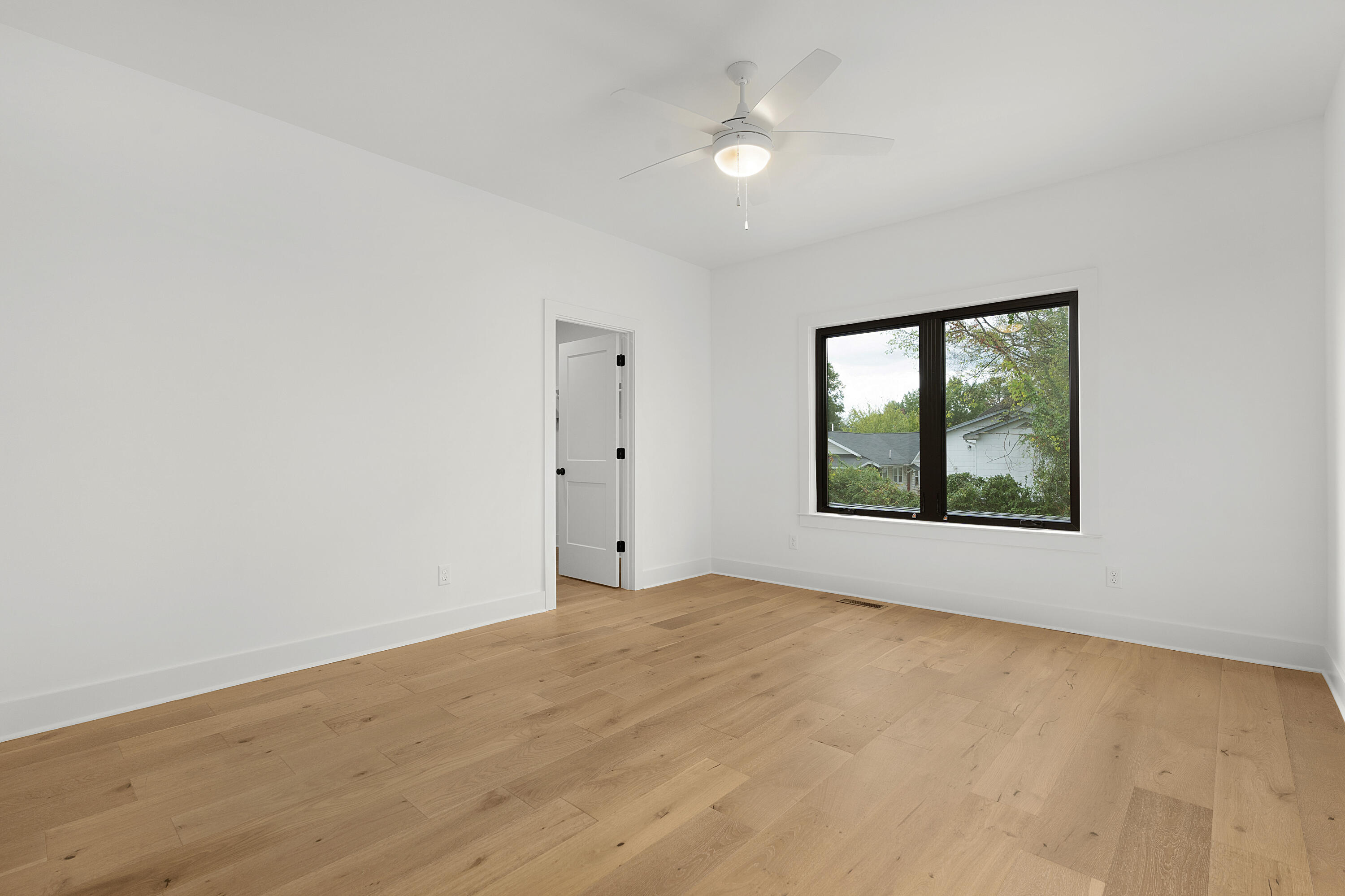 1044 E 4th Street, 101