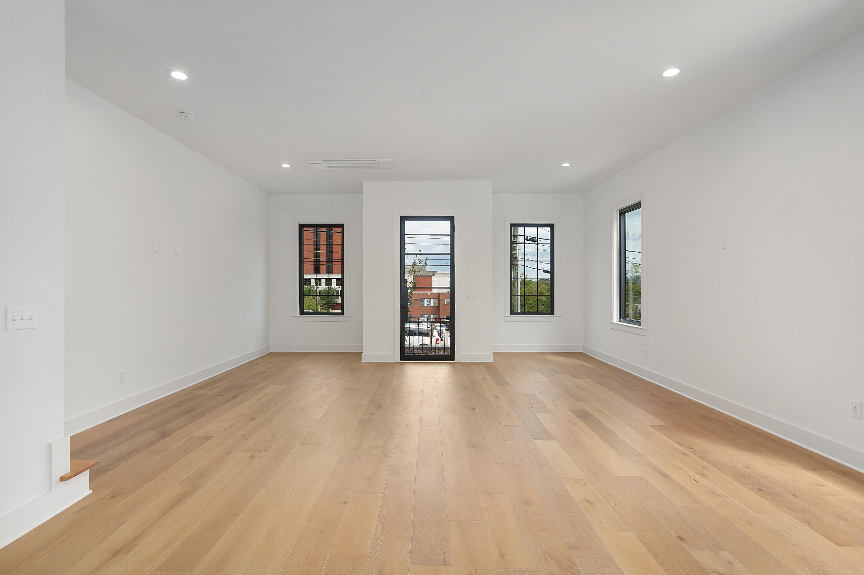 1044 E 4th Street, 101