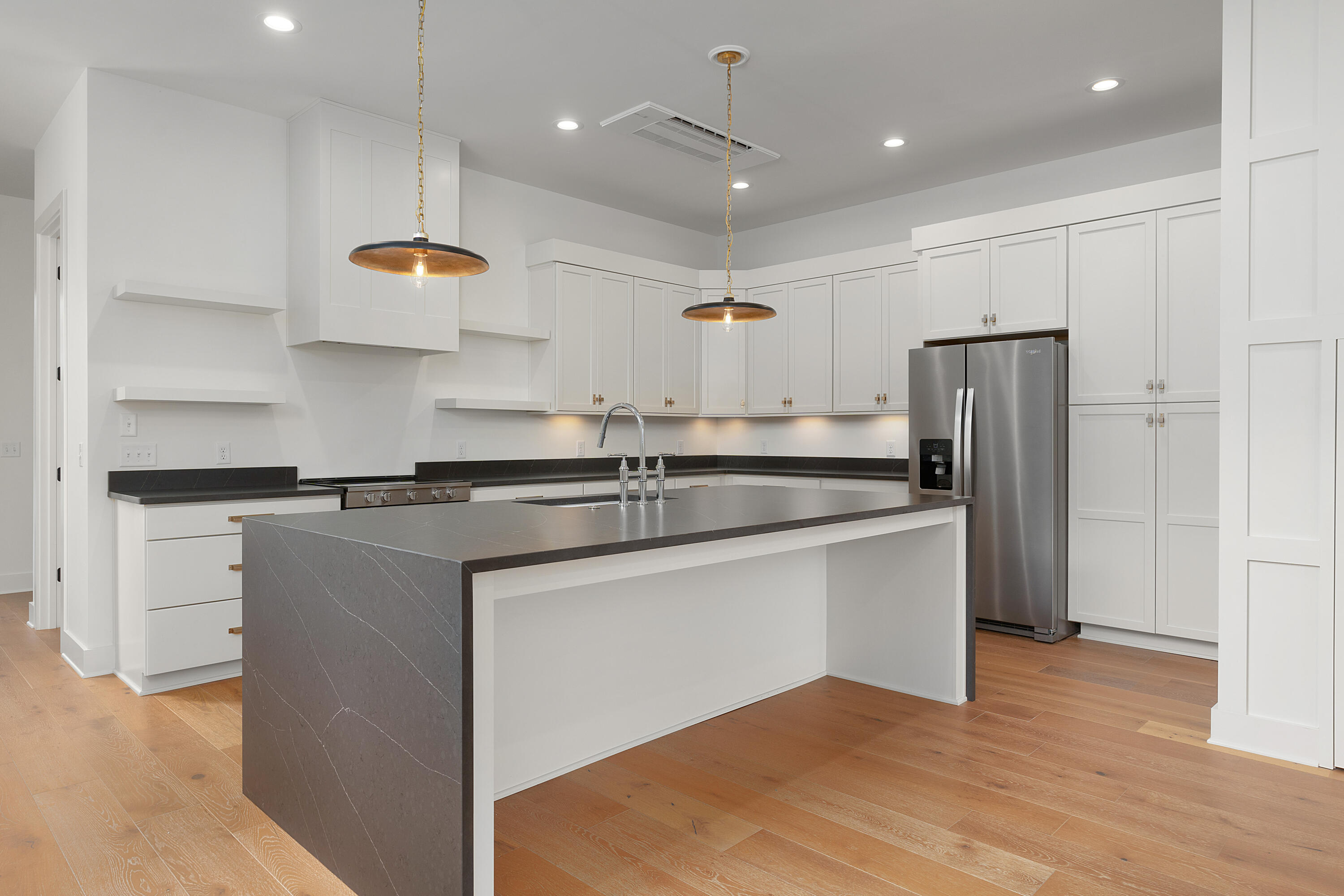 1044 E 4th Street, 101