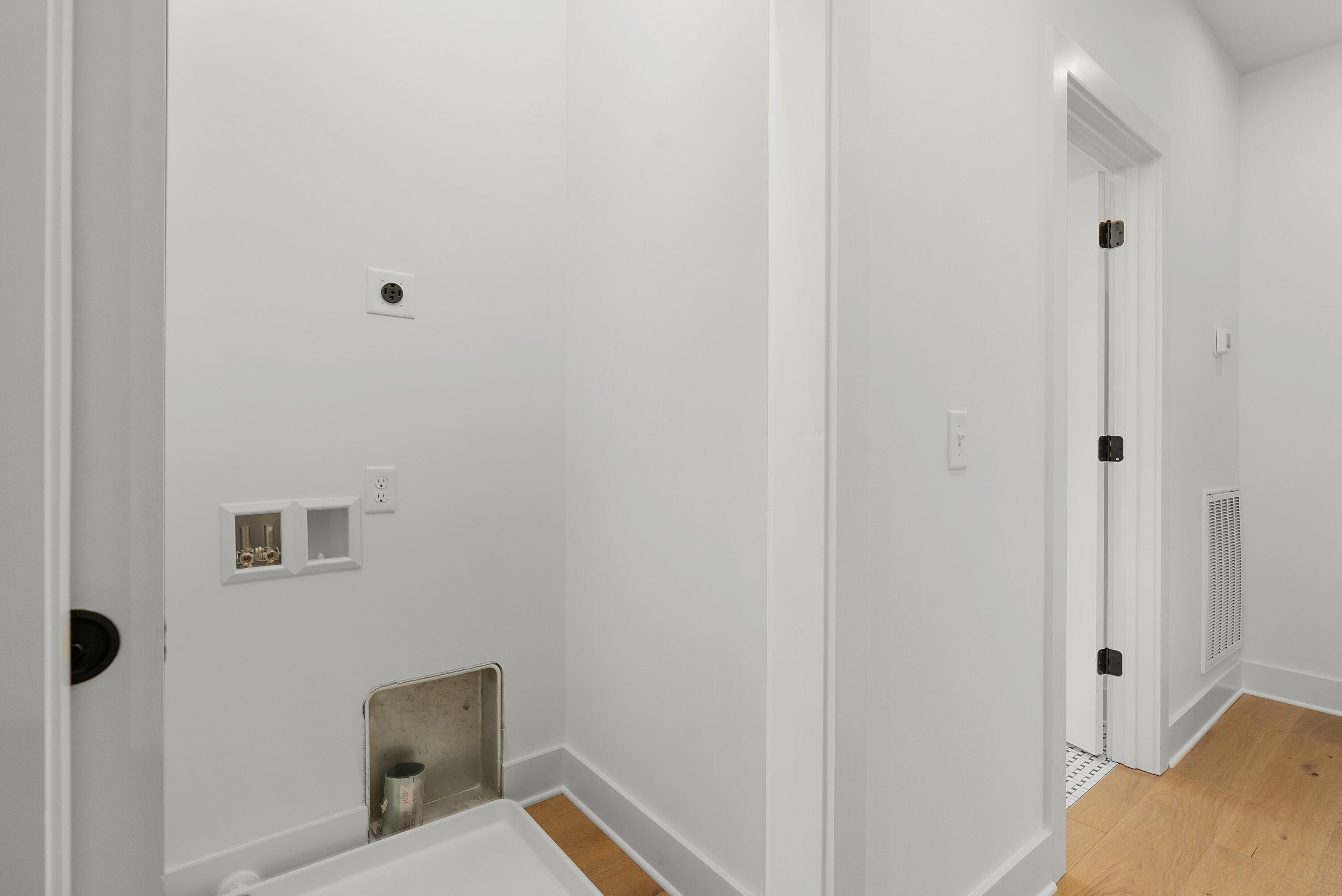 1044 E 4th Street, 101