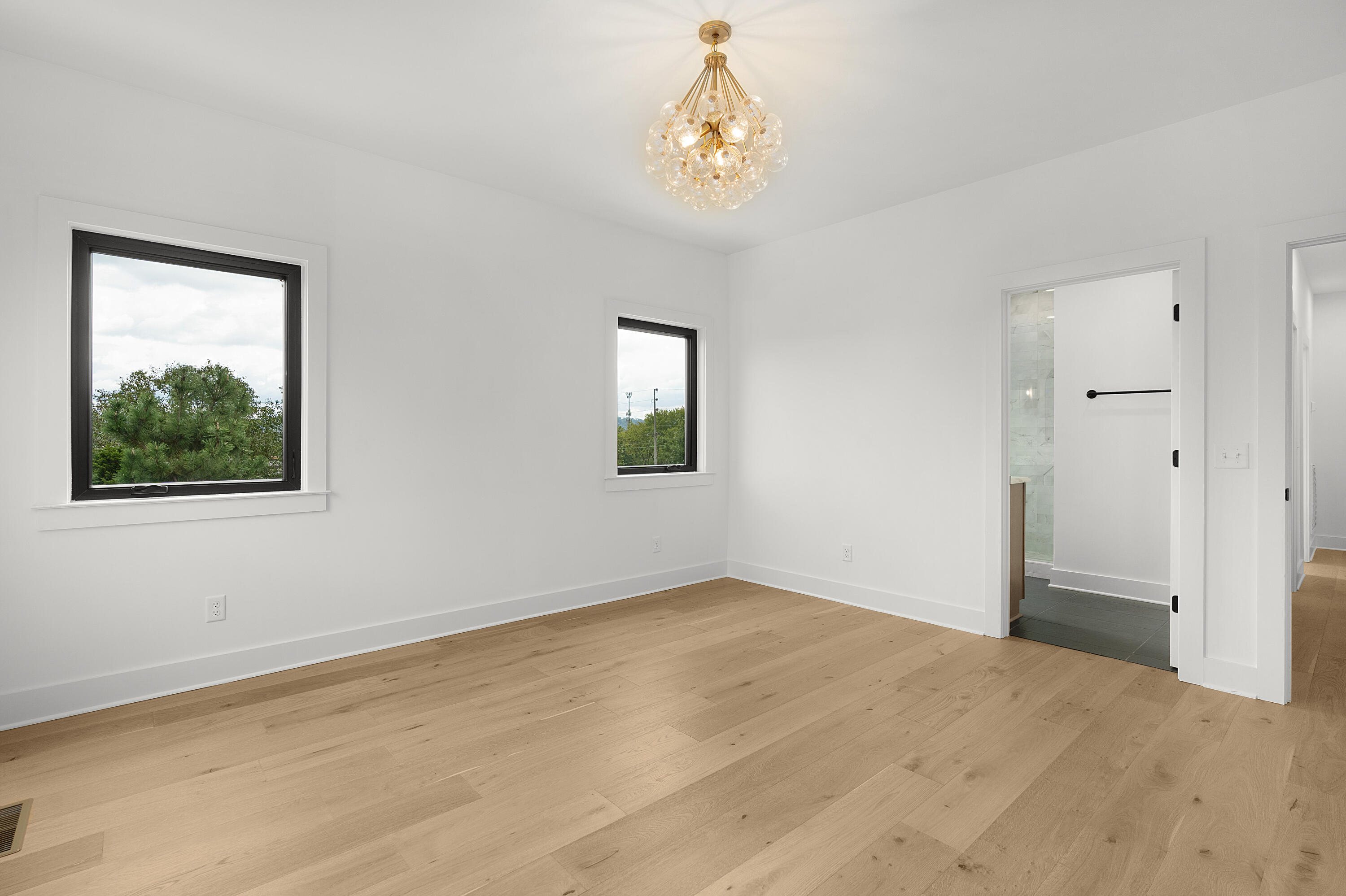 1044 E 4th Street, 101